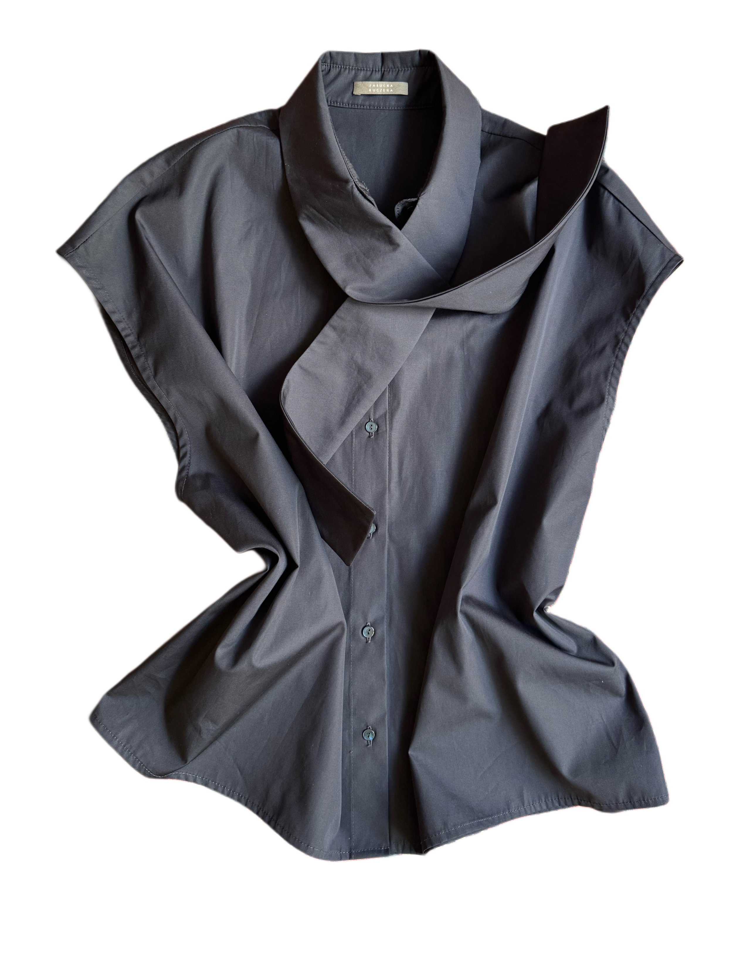 koszula-granatowa-z-wiazanym-kolnierzem-kolnierzykiem-falbana-bez-rekawow-na-lato-elegancki-look-letni-navy-blue-shirt-opadajace-rekawy-zakrywajace-ramiona-zalucka-kuczera.JPEG