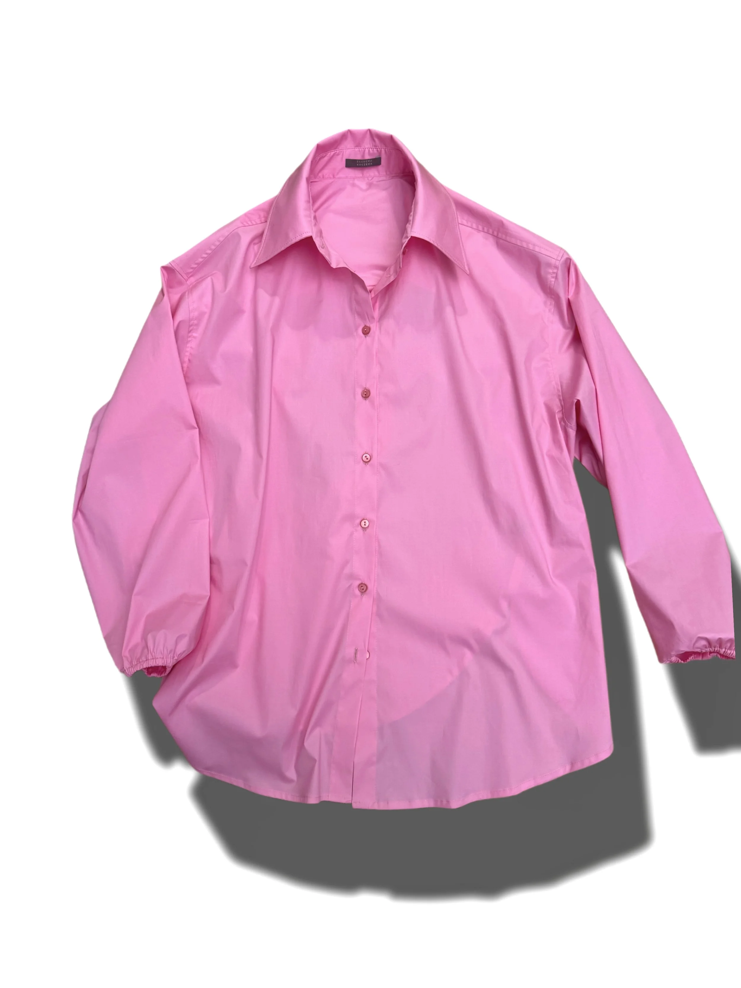 rosalie-koszula-valentines-day-pink-shirt-peony-rose-rozowa-oversize-luzna-letnia-wioseny-look-odswiezajacy-kolor-zalucka-kuczera-z-okraglymi-bokami-i-dolem-sciagane-rekawy-gumka-zalucka-kuczera.jpg