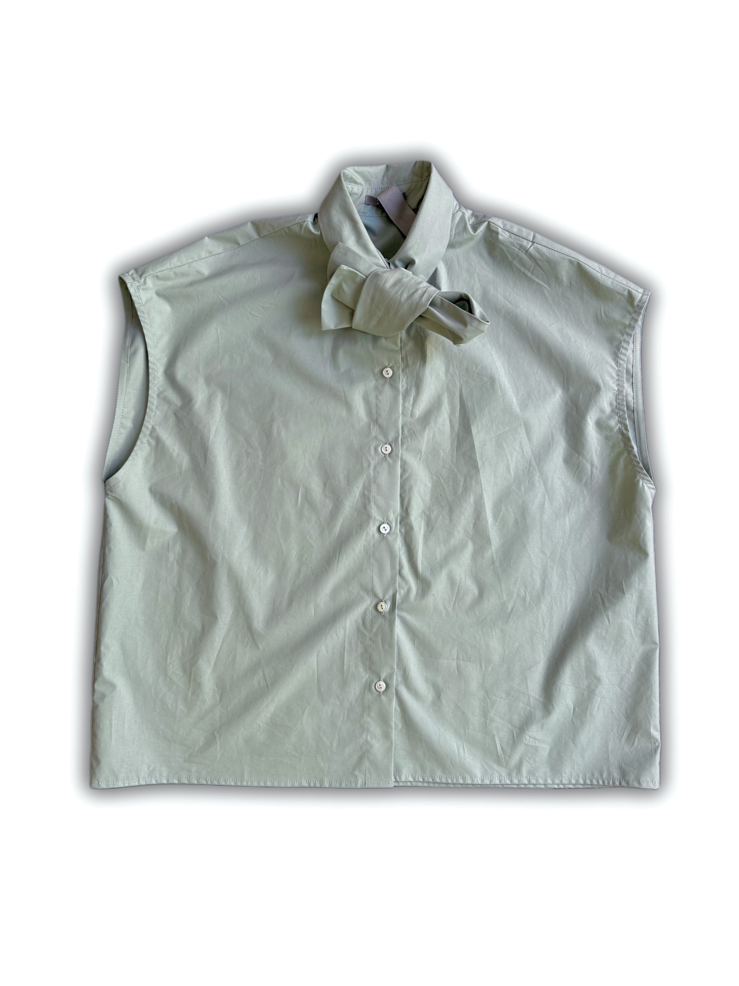 lara-koszula-bez-rekawow-z-wiazanym-kolnierzem-szalwiowa-zielen-sage-green-shirt-sleevless-oversize-elegnat-summer-look-zalucka-kuczera.jpg