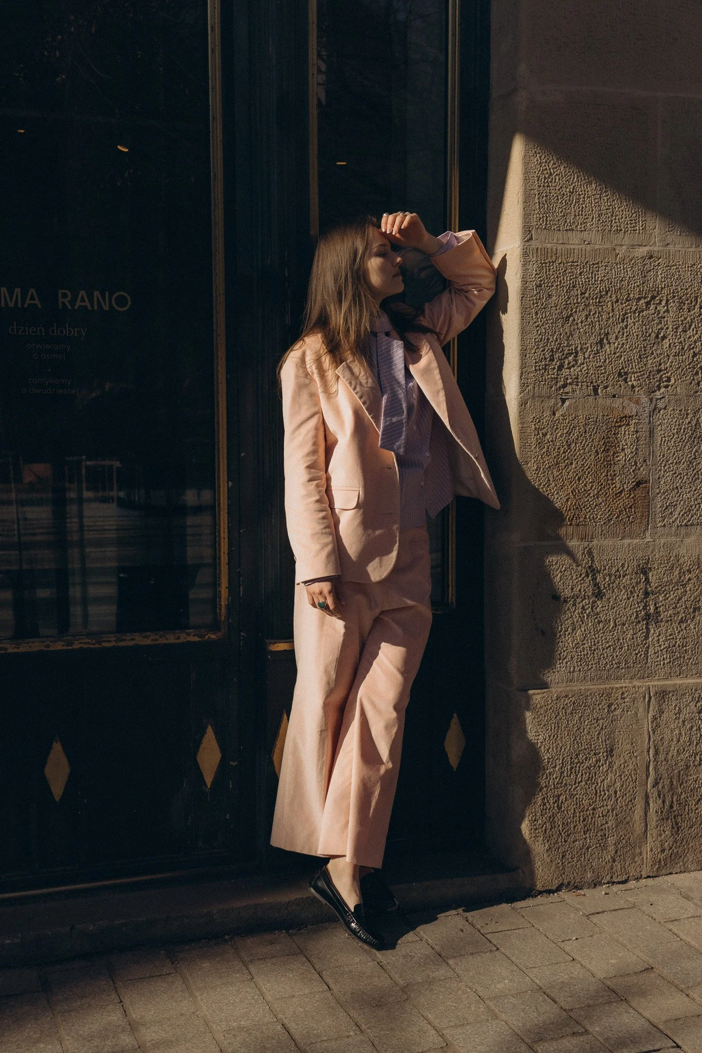 aksamitny-garnitur-bladorozowy-lososiowy-pale-pink-duit-made-of-velvet-velours-zalucka-luczera-pastelowy-komplet-elegancki-look-odswietny-miekki-welur-roz-i-koszula-lila-liliowa-z-wiazanym-kolnierzem-india-marynara-osma-rano-krakow-old-money-klasyk.JPG