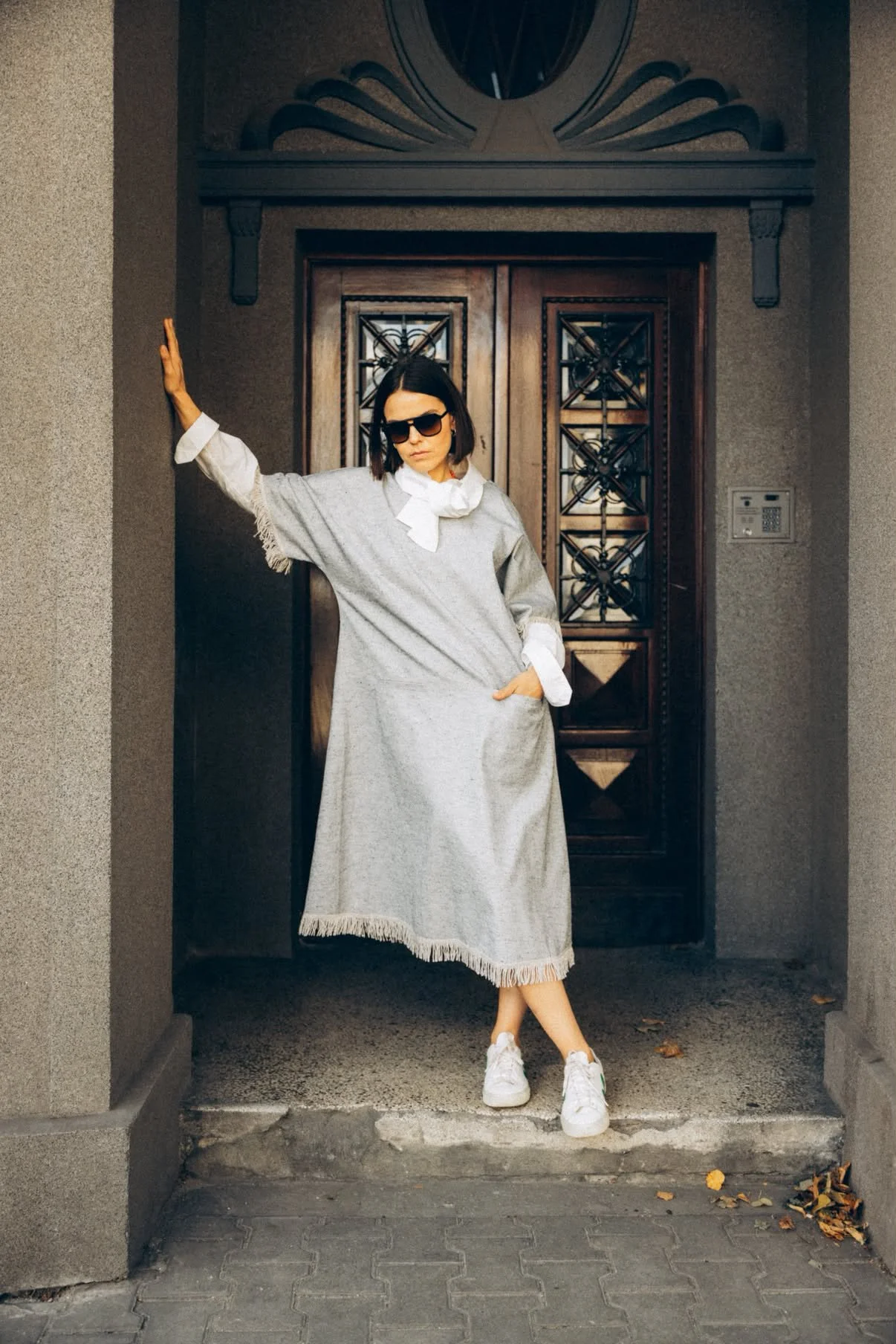 sukienka-jesienna-look-klubowy-bawelniana-dluga-luzna-z-fredzlami-new-romantic-sporty-classy-girl-krakowska-marka-zalucka-kuczera-zonglerka-chou-chou-cherie-syrokomli-krakow-kino-kijow-modernizm-editorial-vogue-twoj-styl.JPG