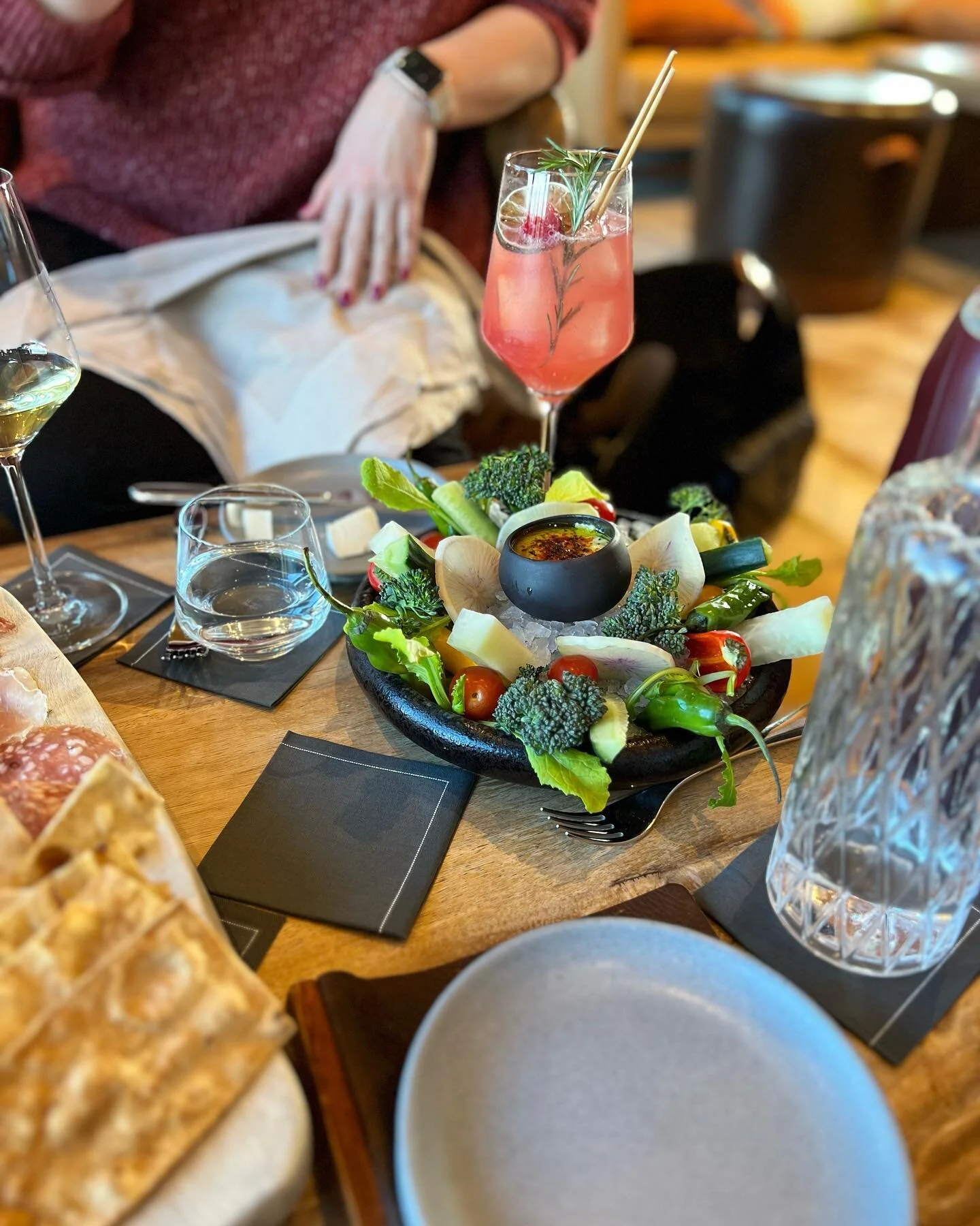 Whirlwind 72-hours in Sonoma County last week to check out four hotels &amp; the three-Michelin starred @singlethreadfarms restaurant.

Decidedly different than Napa, Sonoma offers a slower-paced wine country experience. It&rsquo;s smaller, more casu