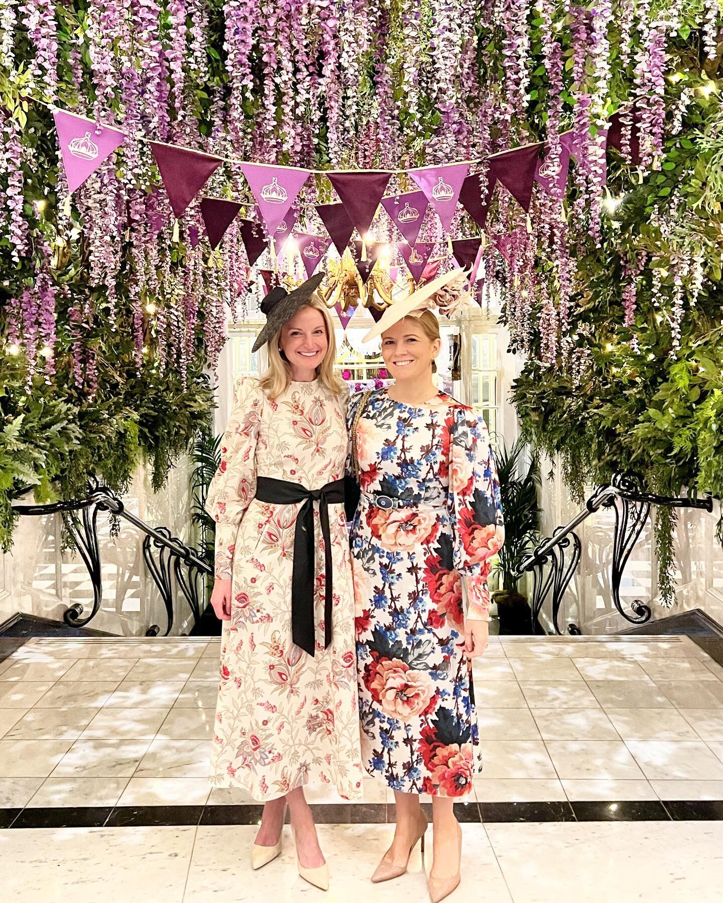 Had to show off the beautiful lobby decor and flower installation from our amazing hotel hosts at @thesavoylondon. The first luxury hotel in London, The Savoy sits directly on the River Thames with some of the best views in London. It&rsquo;s iconic 