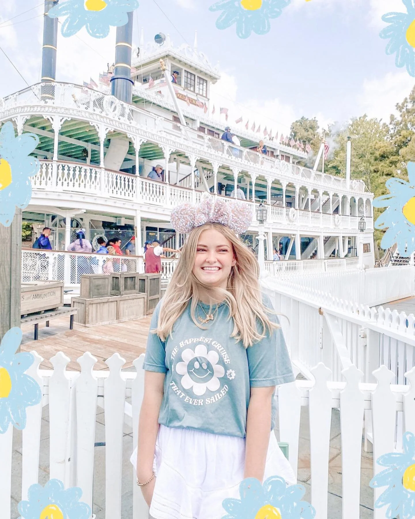 This #rideordie55 pic is one of my faves! @maddie.mouseketeer looks absolutely adorable rockin the Happiest Cruise Tee
