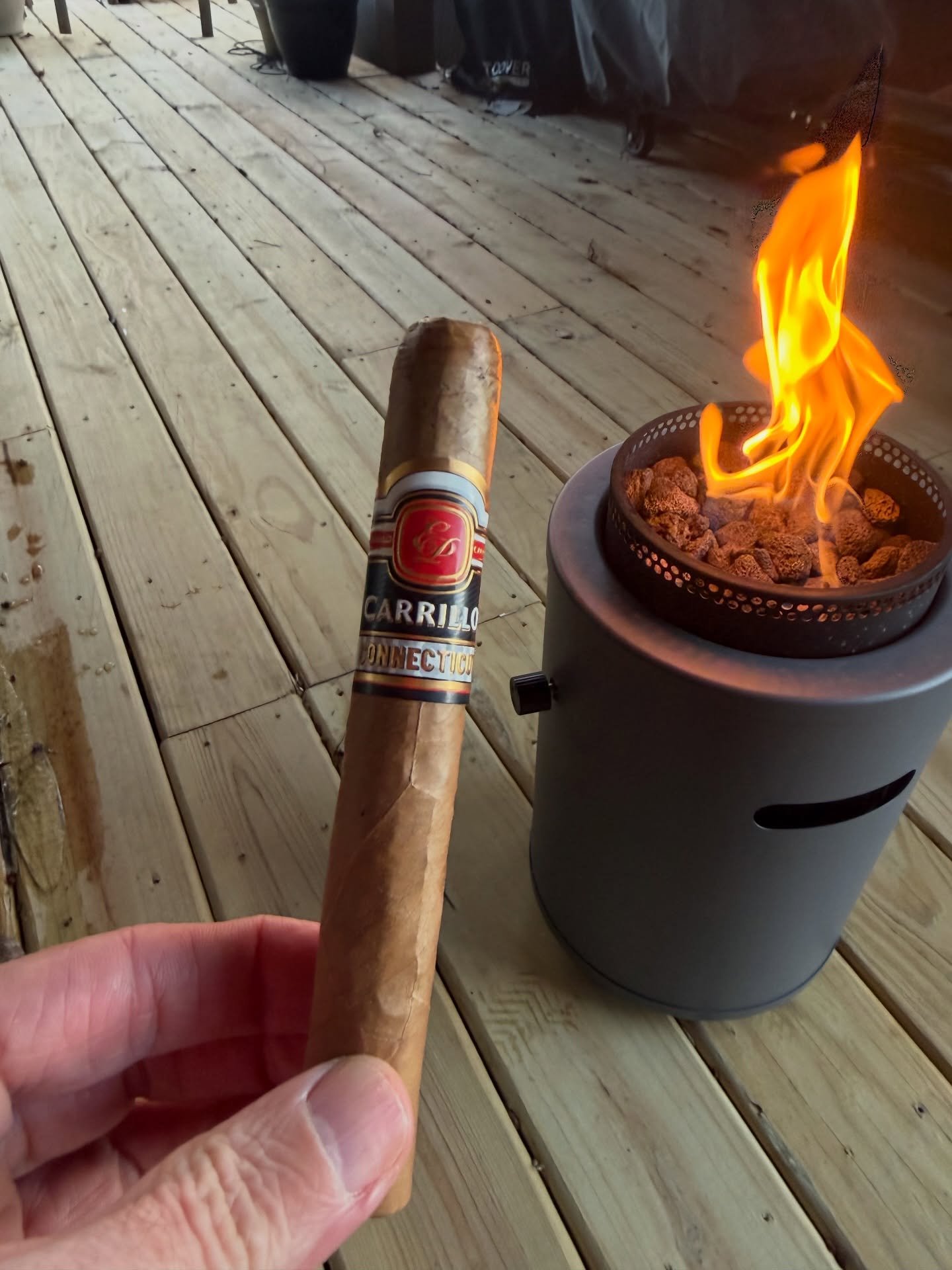 Tonight&rsquo;s decompression time brought to you by @wildbillstobacco and @carolinav313 .. working through my winning pack of #cigars