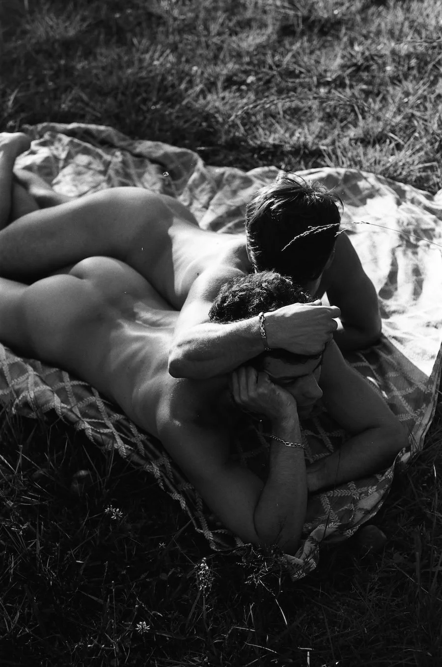 PHOTOGRAPHY: The Art of Connection: Matu Buiatti’s ‘La Isla’ Redefines the Human Form