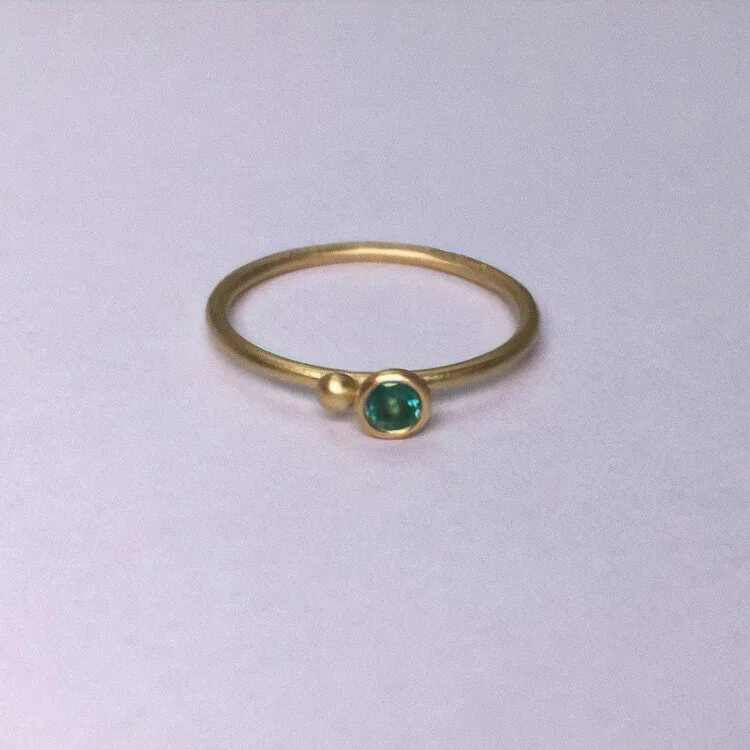 EMERALD AND BALL RING BIG