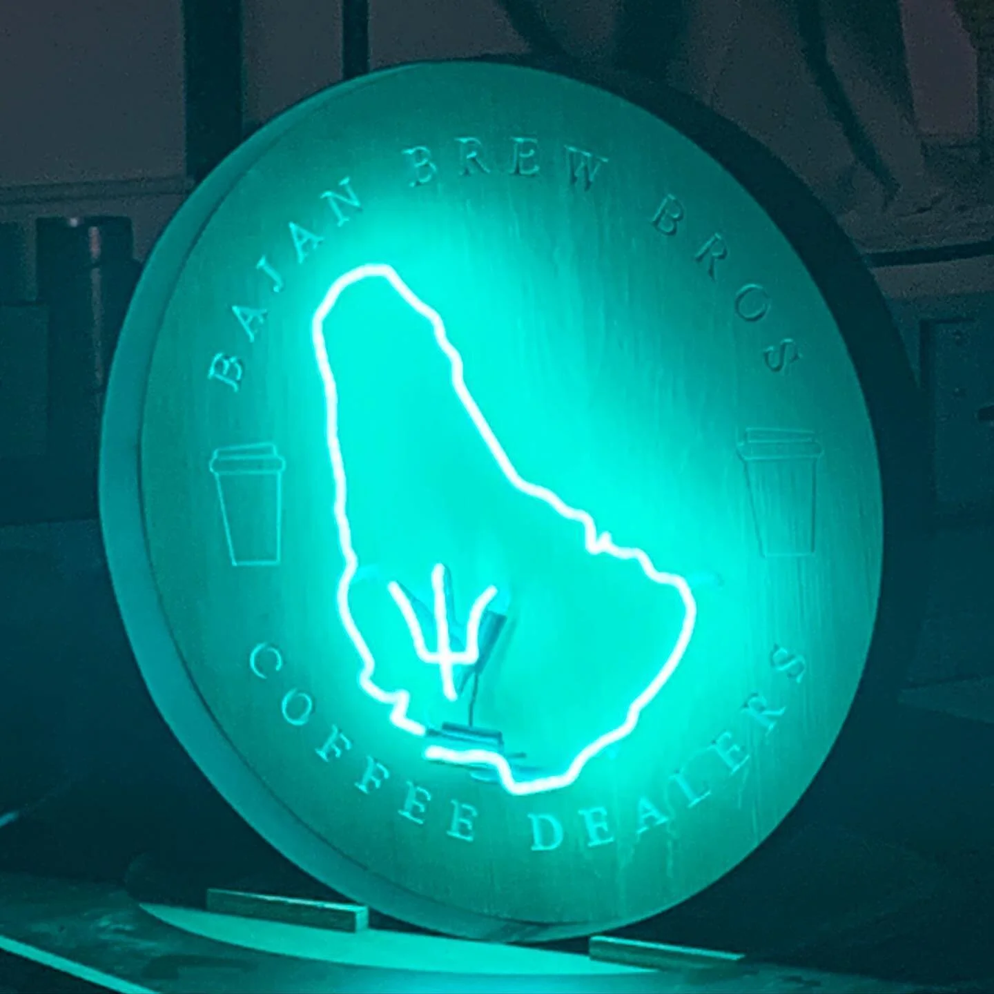 Turquoise neon glass filled with argon gas, mounted on an oak veneer backboard engraved in shop with a steel surround
.
.
.
#neonsign #neonmaker #neondorset #ouncecoffee #signmaker #realneon #customneon #keepitlocal
@ouncecoffeeco @bajanbrewbros