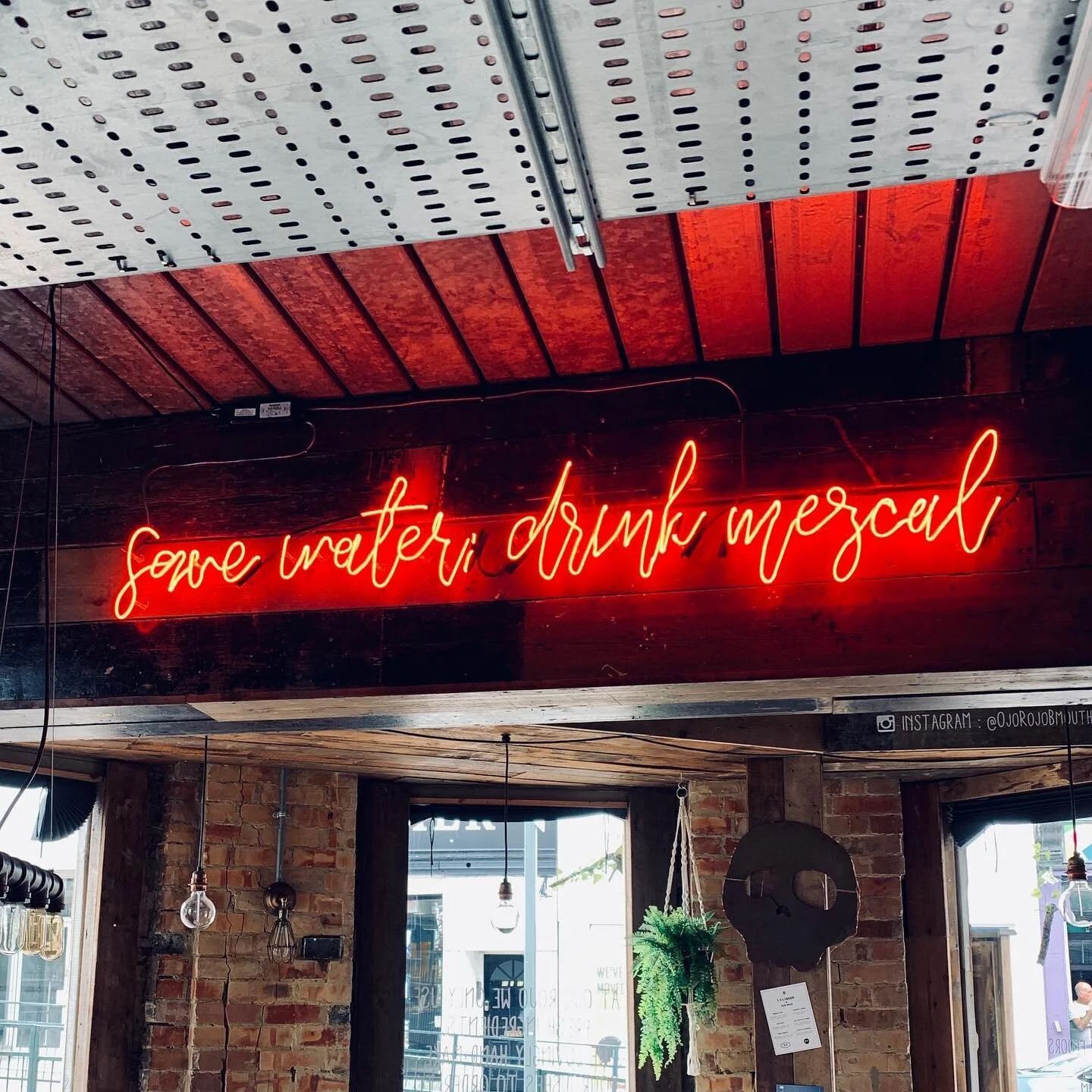 Who needs water when you&rsquo;ve got Mezcal?! New piece up in @ojorojobmouth ready for the weekend 👆 🙌 cheers!
.
.
.
#neon #neonsigns #neondorset #realneon #localsignmaker #shoplocal #maker #creativesigns #barsignage #neondesign #createit #makingn