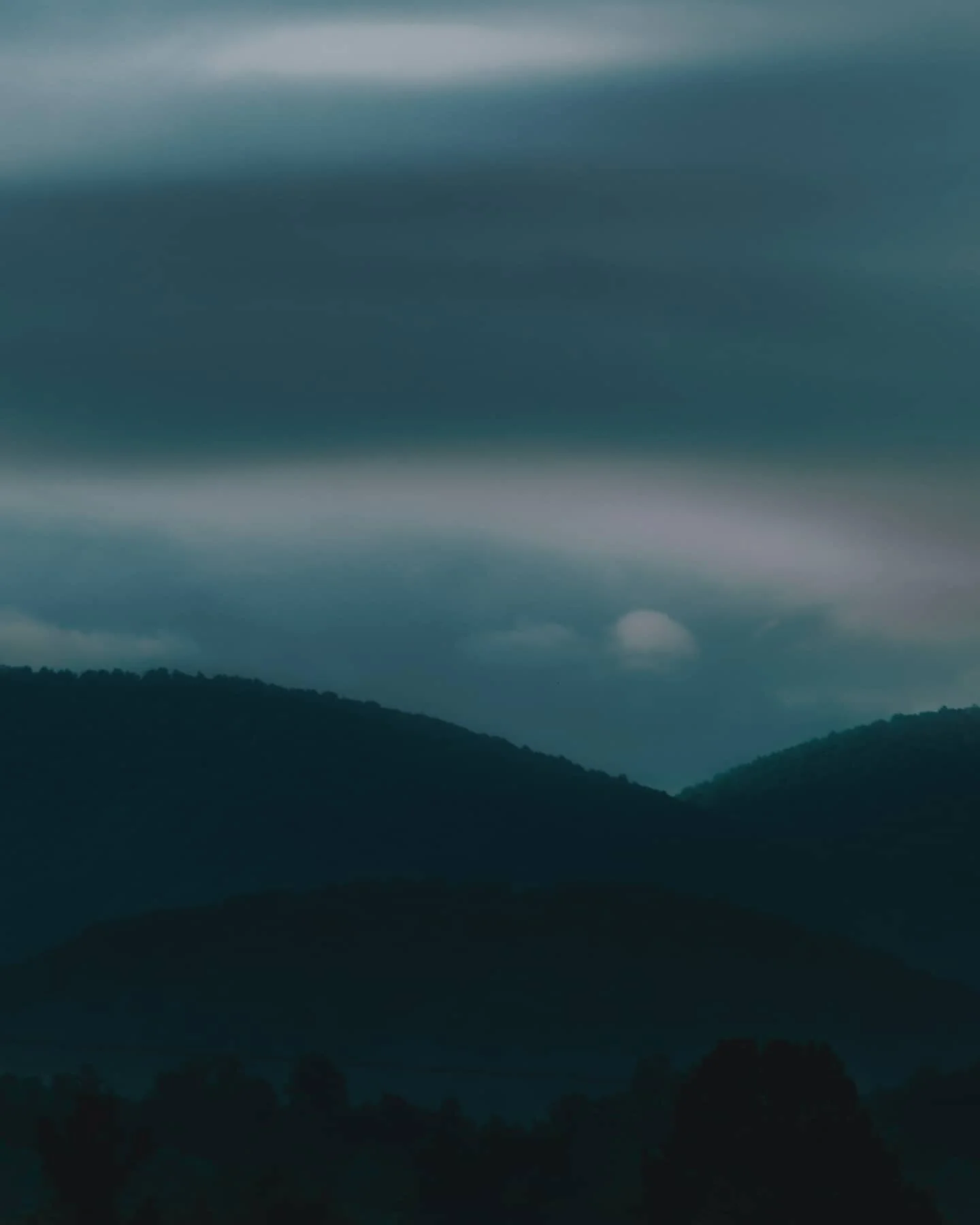 The Hills.⁣
-⁣⁣
#lessnipezphotography #ig_killerz #classifiedmind #illgrammers  #sunsets #sunset #travel #travelphotography #travelgram #travelblogger #traveling #forest #forestphotography #georgia #hiawassee #hiawasseega #hiawasseesunset #chatahooch
