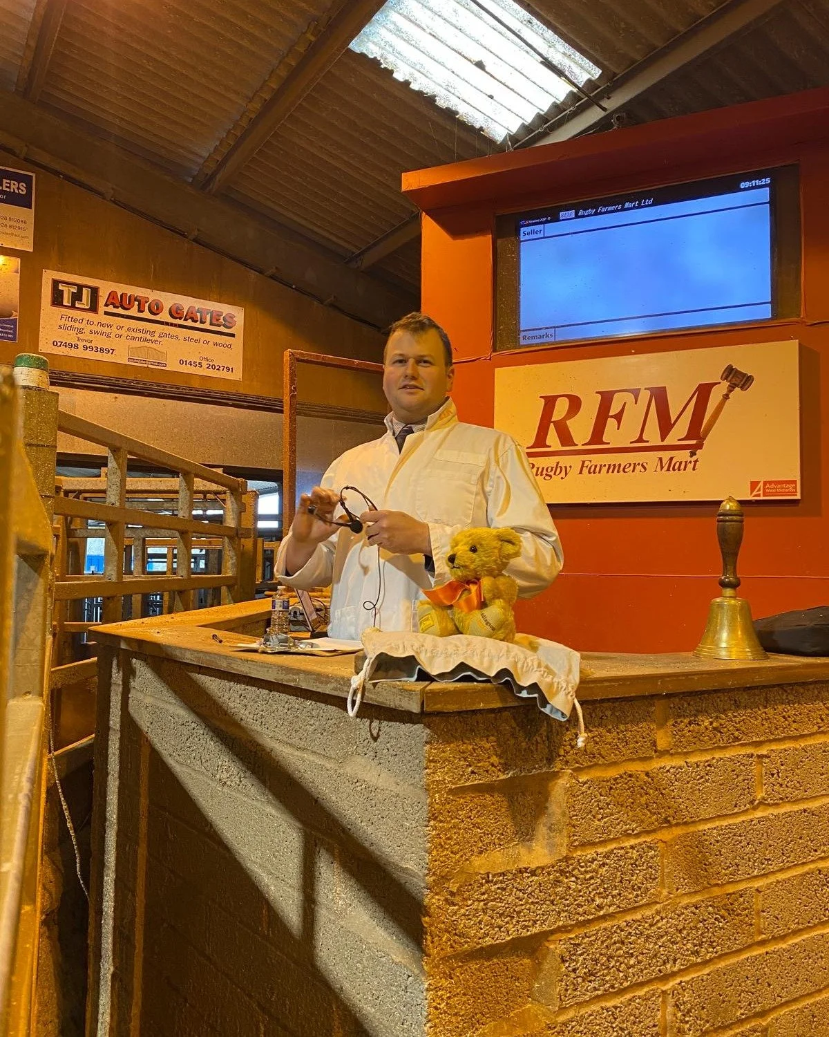 This week Gerry, our commentative @merrythoughtbears has visited Rugby Market as part of the Warwickshire Rural Hub 

🧸He has helped sell the cattle and raise awareness of our 'Give a Little, Make a Lot' scheme
🧸 He has entertained the prize winnin
