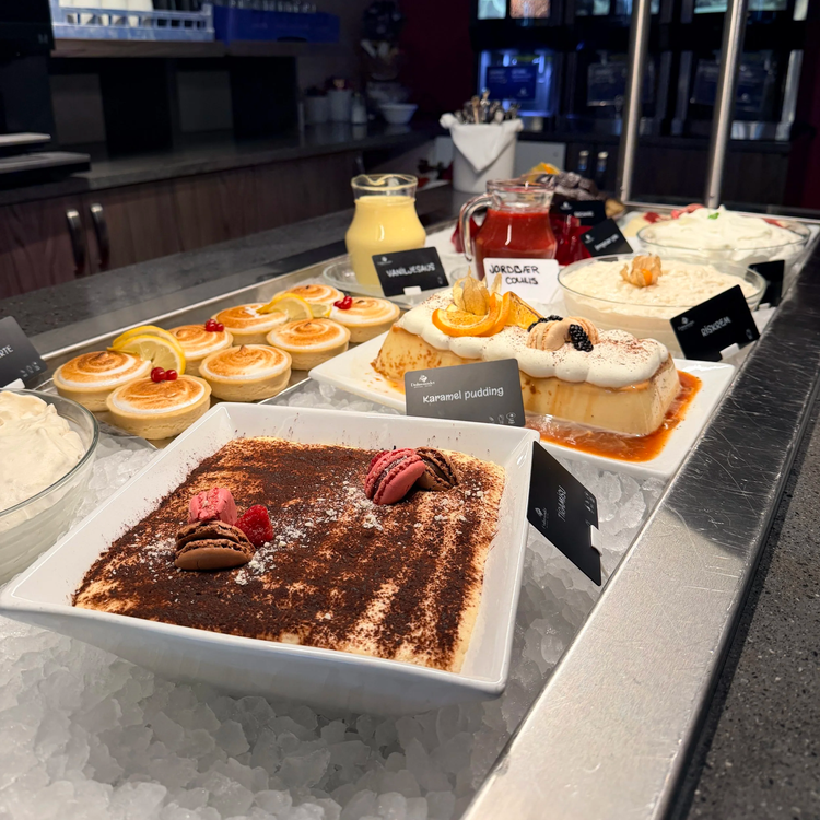 Dessertbuffet med karamellpudding og riskrem