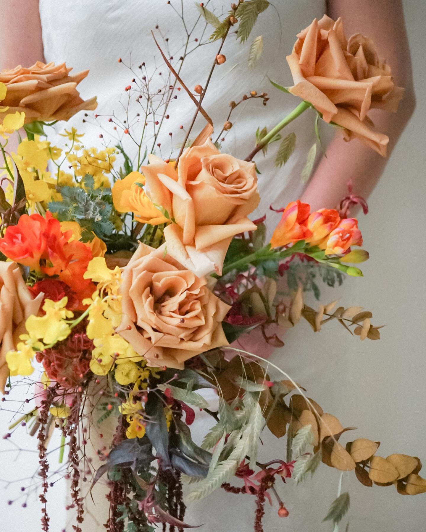 Orangey autumn will always be one of those palettes that sneaks up on us to be a timeless fav. 🍂

Toffee, orange, yellow, maroon and browns for Wei Ting &amp; Rayner&rsquo;s wedding day! Asymmetrical with height variations and slight cascading, this