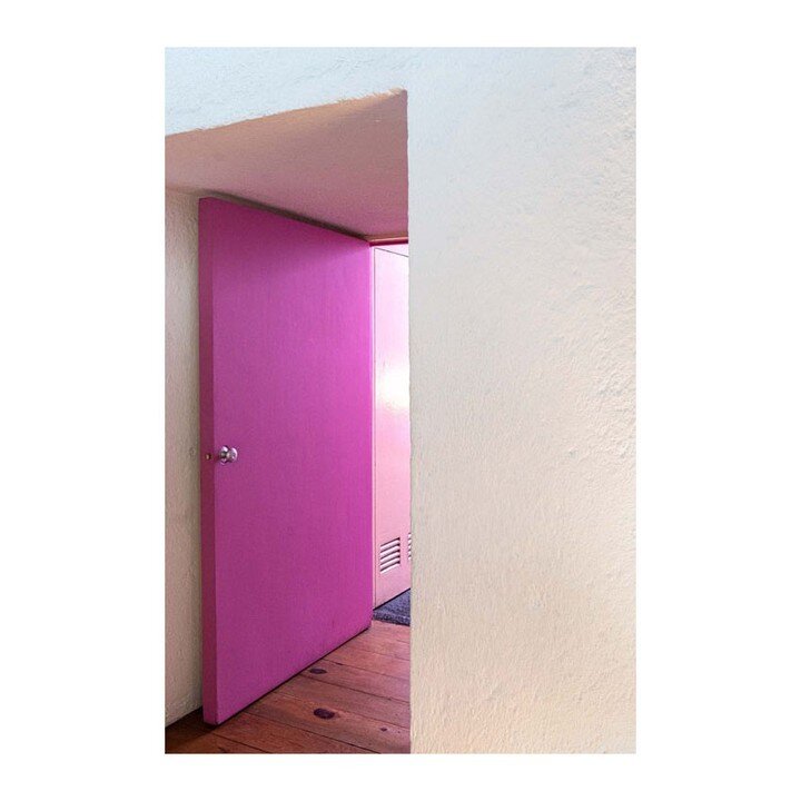 📸 Exploring the Architectural Wonders of Luis Barrag&aacute;n's Home &amp; Studio in Mexico City! 🏠✨ Capturing the essence of his visionary design, showcasing the interplay of light, color, and space. 🌈✨ #LuisBarragan #Architecture #MexicoCity #De
