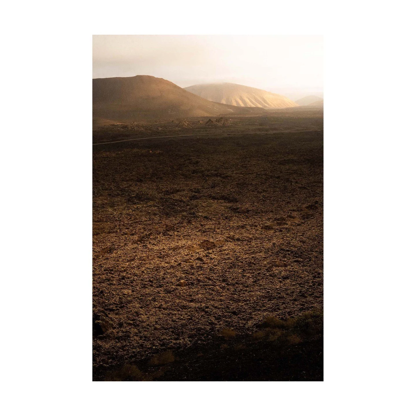 🌋 Caldera Blanca: A Volcanic Giant 🌋
Caldera Blanca rises across the vast lava plains, a testament to the island&rsquo;s volcanic origins. This ancient crater, one of the largest in Lanzarote, offers stunning views of the rugged terrain that stretc