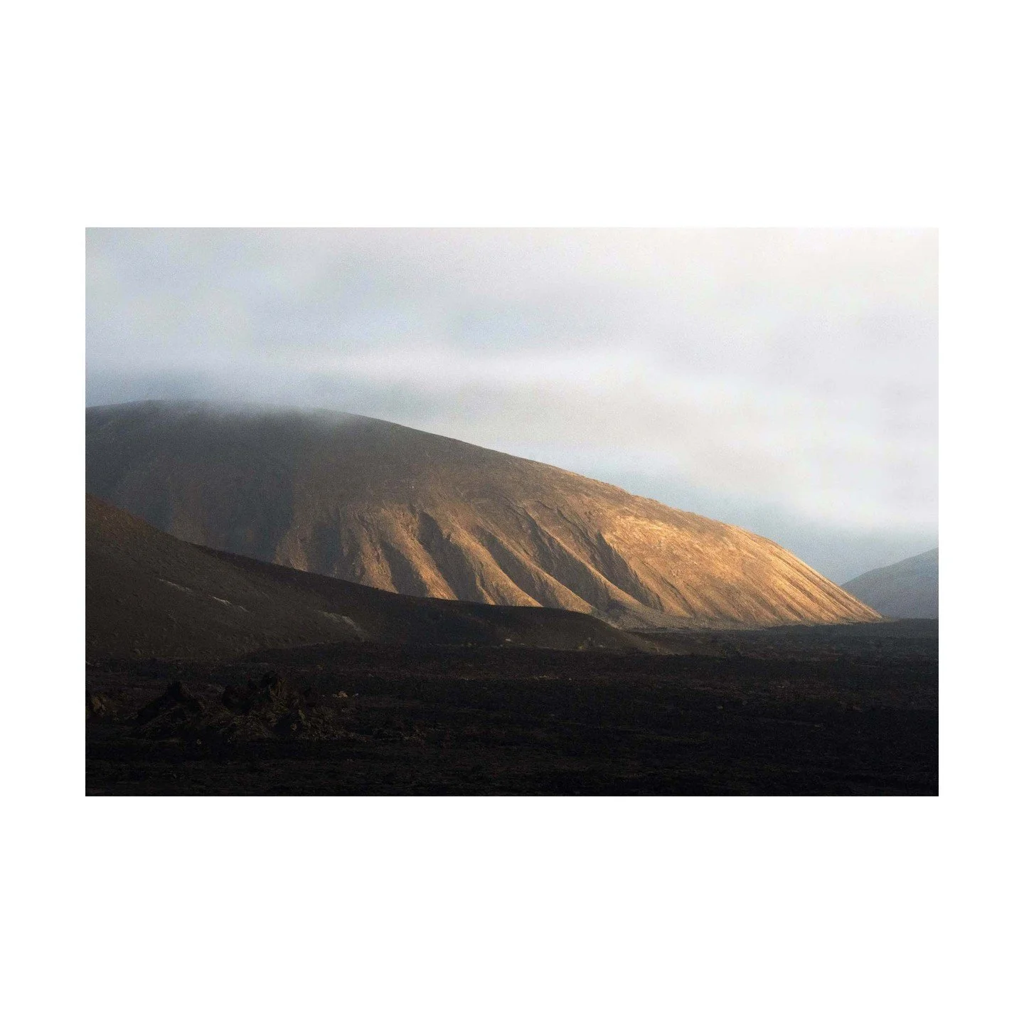 🌋 Caldera Blanca: The White Giant of Lanzarote 🌋
Caldera Blanca, with its broad, sweeping crater, stands as one of Lanzarote&rsquo;s most impressive volcanic formations. Formed during the island&rsquo;s major eruptions, this ancient caldera stretch