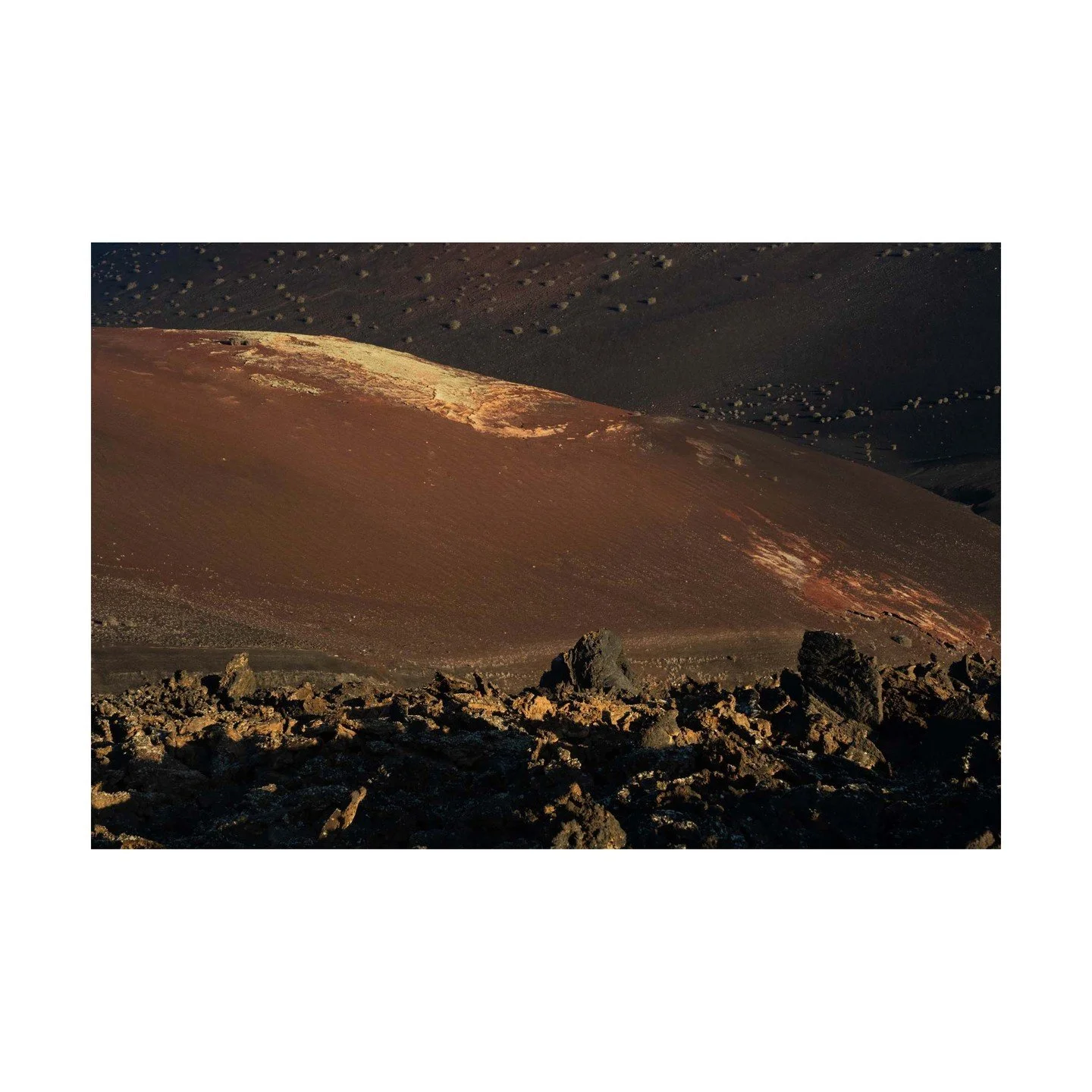 🎨 Nature&rsquo;s Palette at Timanfaya 🎨
The stunning variety of colors in the Timanfaya landscape comes from the rich volcanic history of the island. The reds, browns, and blacks that paint the landscape are the result of different stages of volcan