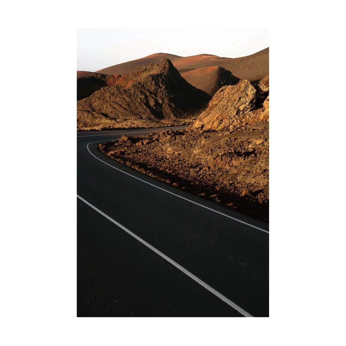 🎨 Simplicity in Composition 🎨
Sometimes, it&rsquo;s the simplest compositions that bring the most pleasure. The contrast between the smooth, winding road and the rough volcanic terrain creates a harmony of textures, while the gentle sweep of the cu