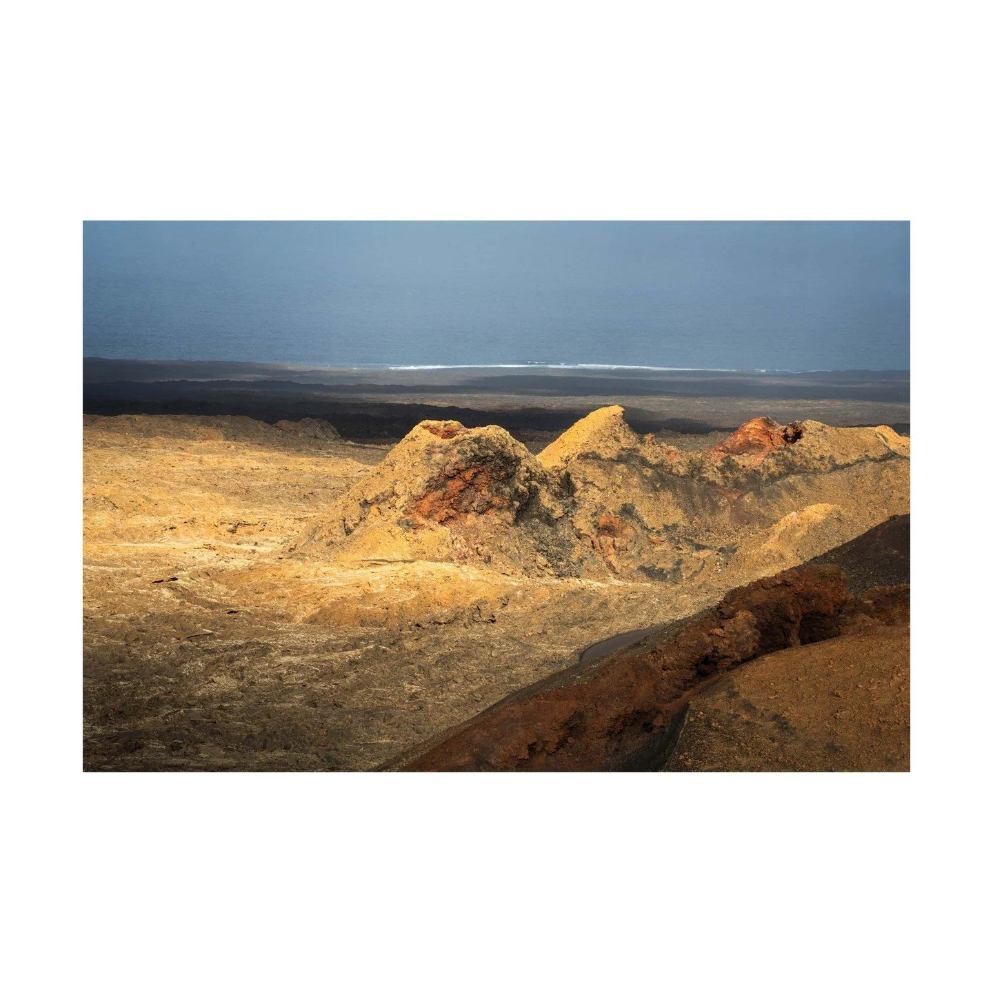 🌋 Inside Timanfaya National Park 🌋
The heart of Timanfaya National Park is a protected environment, preserving its unique volcanic landscape. Although the only access is via bus tours&mdash;which can be frustrating&mdash;the strict protection ensur