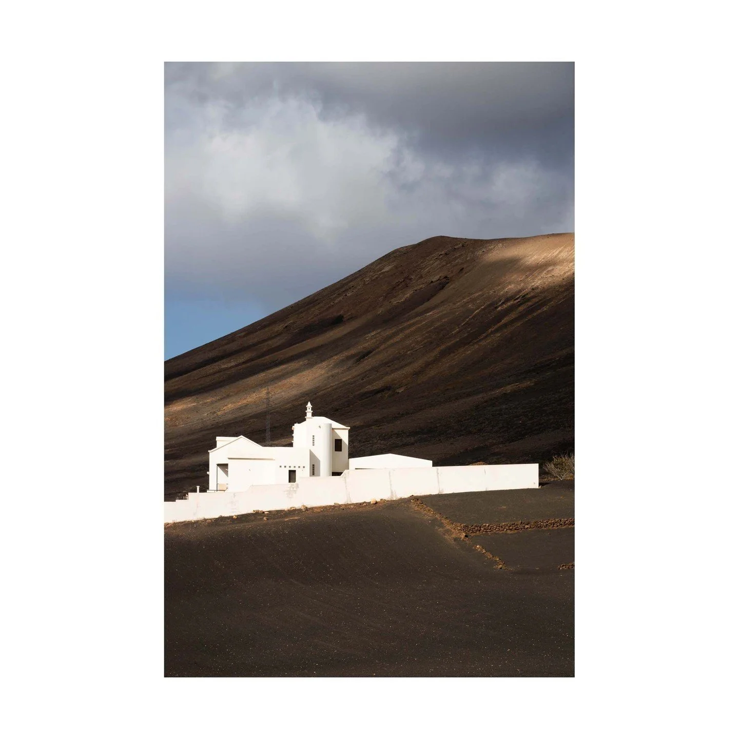 🏠 The Simplicity of Lanzarote&rsquo;s Architecture 🏠
Lanzarote&rsquo;s architecture is a study in restraint and harmony with the environment. The whitewashed buildings, like this one, stand out beautifully against the dark volcanic backdrop, creati