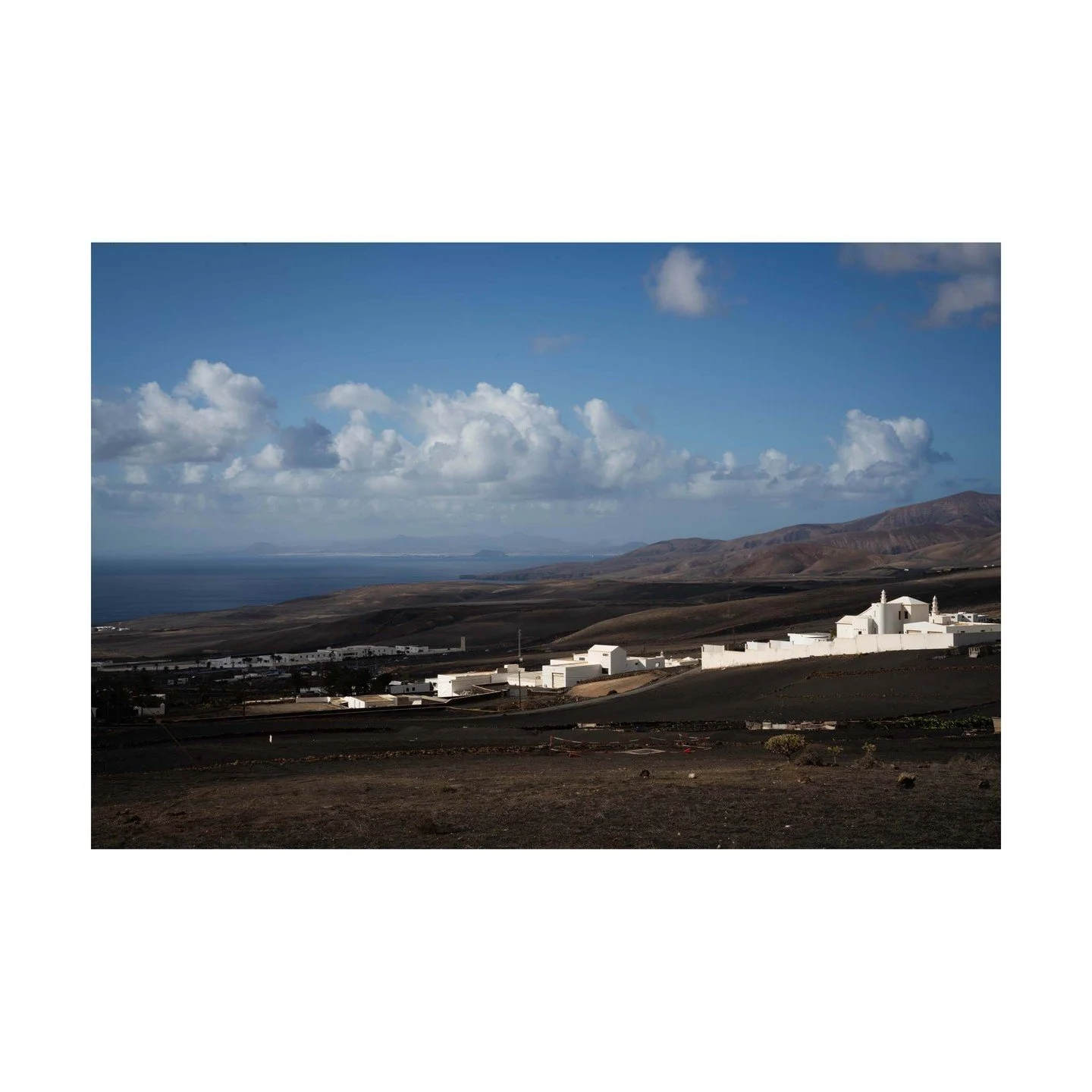 🚴&zwj;♂️ Descent to the Sea: A Cyclist's Dream 🚴&zwj;♂️
After a long morning on the high plateau, the road finally begins to sweep down towards the sea. The crisp air rushes past, and in the distance, Fuerteventura shimmers on the horizon. Lanzarot