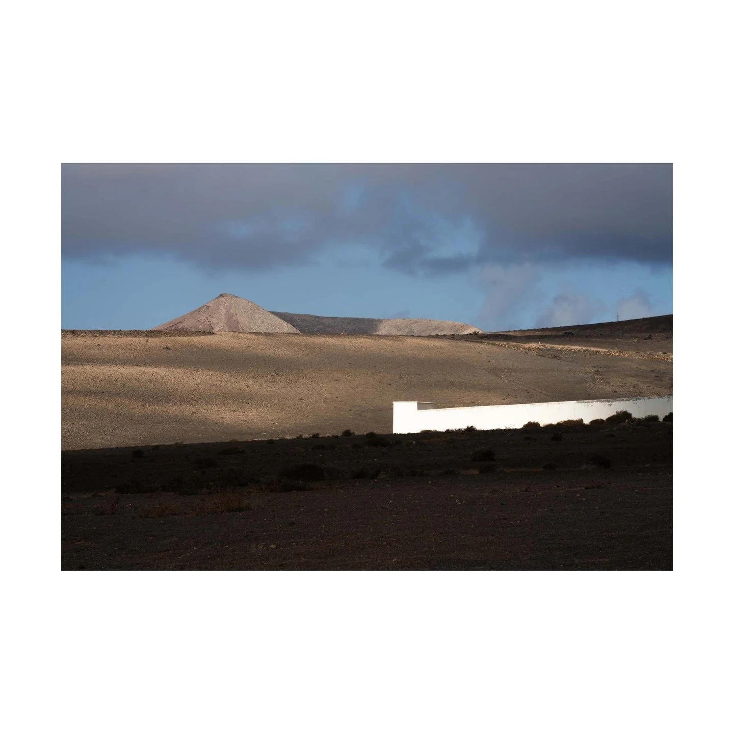 🌍 Lanzarote: Simplicity and Power 🌍
This image sums up everything I&rsquo;ve come to love about Lanzarote&mdash;its simplicity, its raw energy. The contrast of white buildings against volcanic black, the vast landscape shaped by wind and time, the 