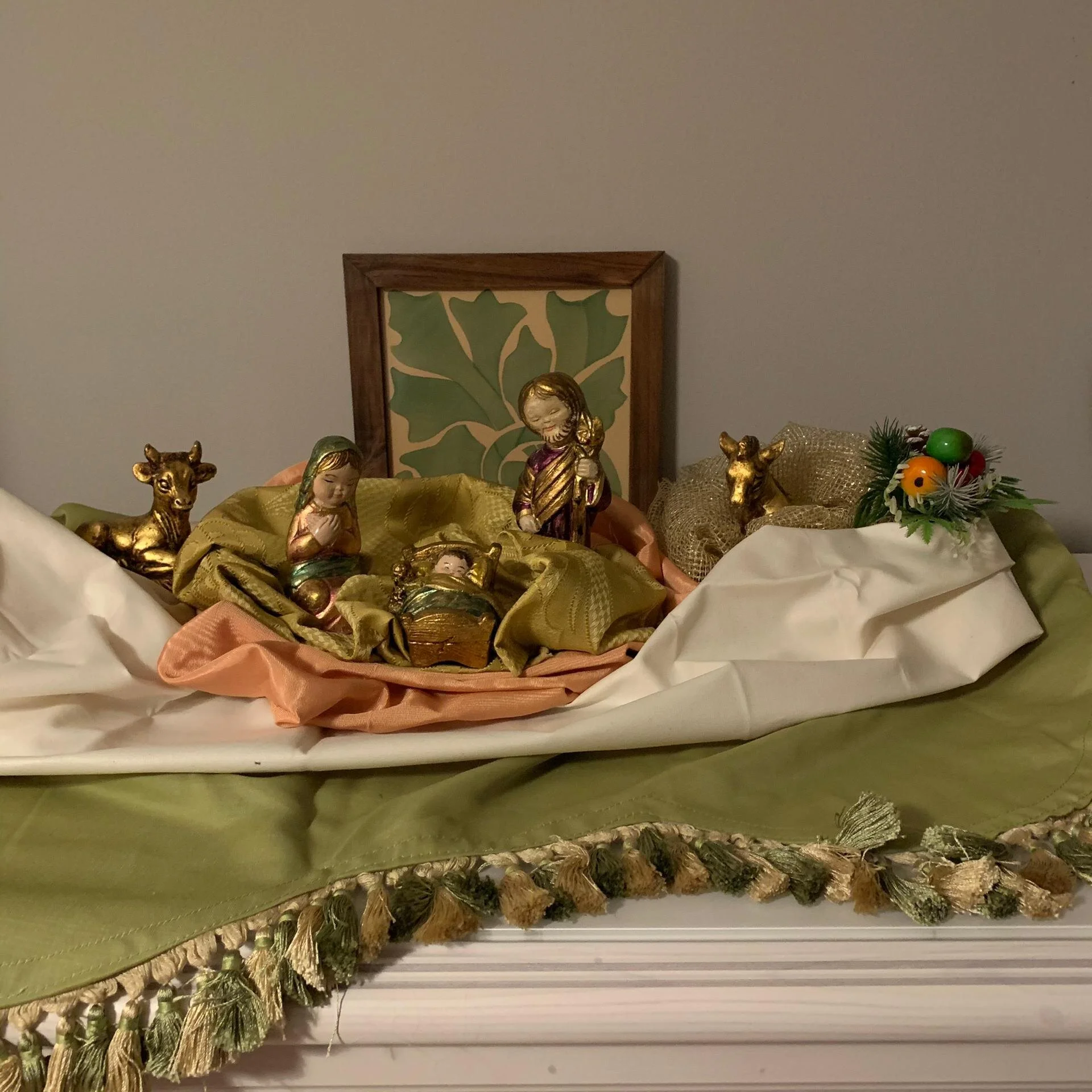 El Belén de mi abuela, ahora mío, ya luce en el salón, precioso. Ella misma pintó las figuras, como tantas otras cosas… ¡menuda mano tenía!