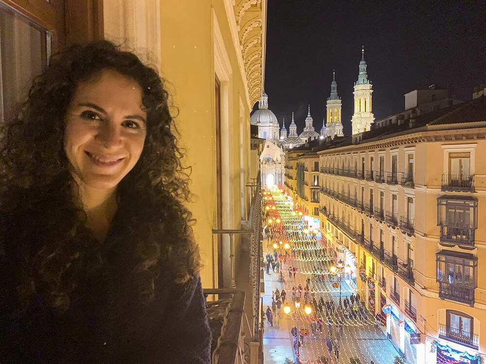 La Calle Alfonso, la más bonita de toda Zaragoza, con El Pilar de fondo, y ahora también iluminada por un manto de luces parpadeantes cuales estrellas en el cielo. ¡Se acerca la Navidad!