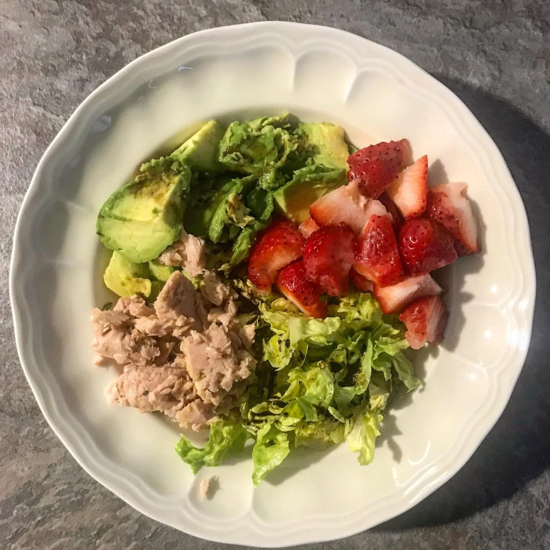 Ensalada de cogollo, atún, aguacate y fresas