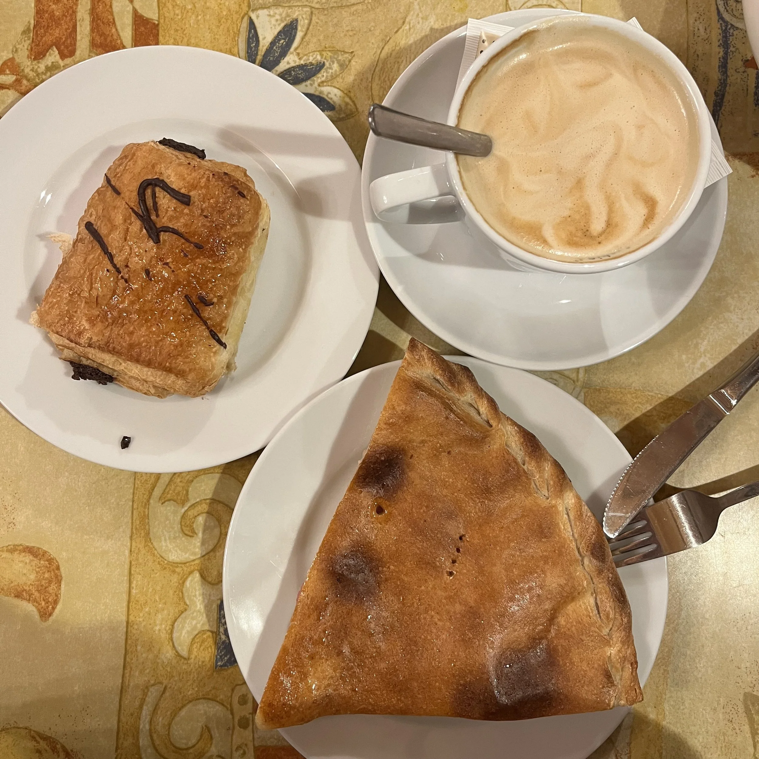 Empanada gallega, napolitana y café