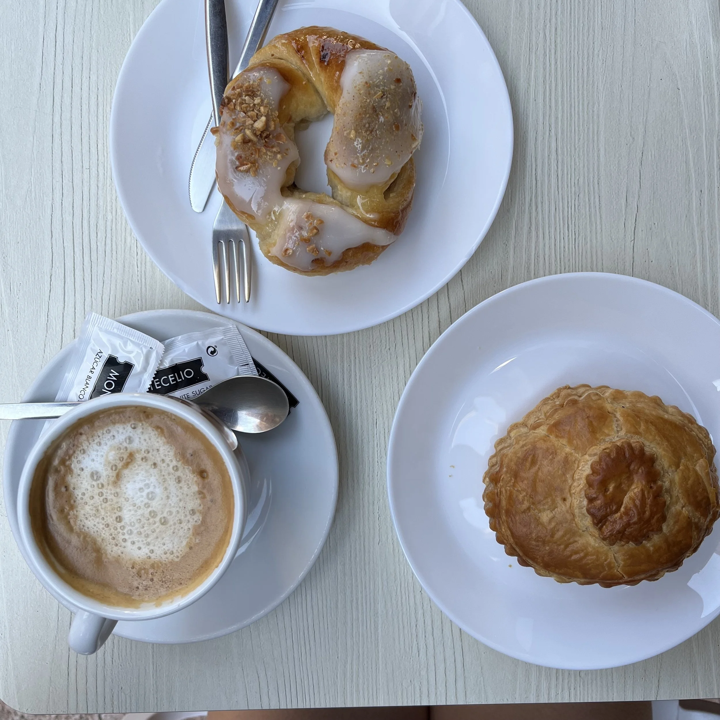 Empanada de atún, rosquilla y café