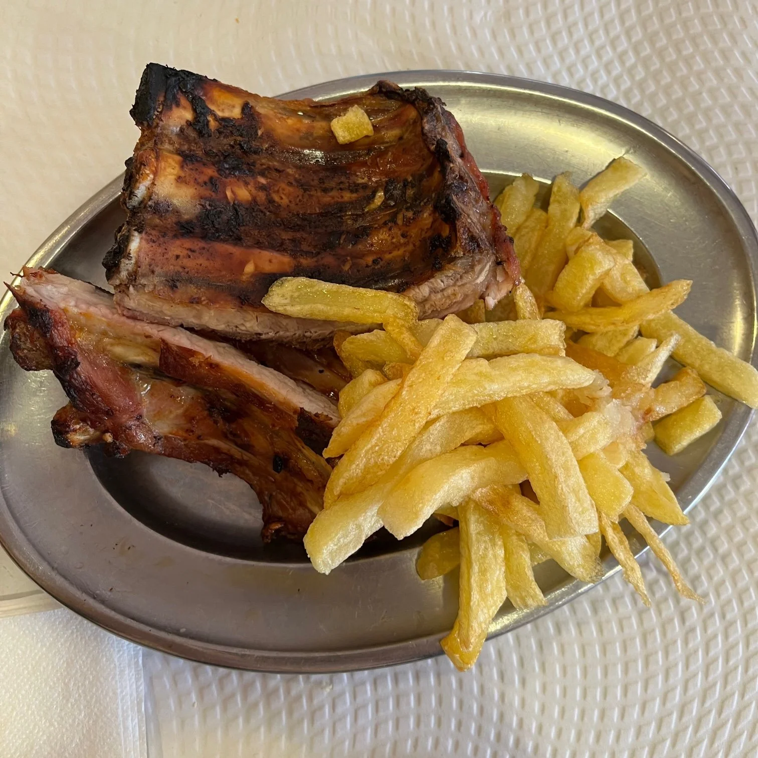 Churrasco de cerdo con patatas fritas