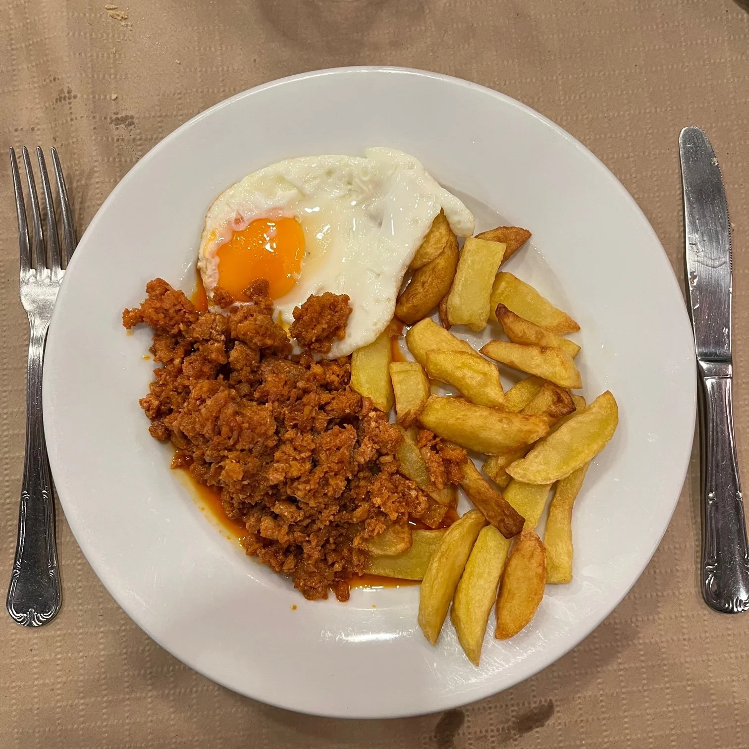Huevo frito con adobu asturiano