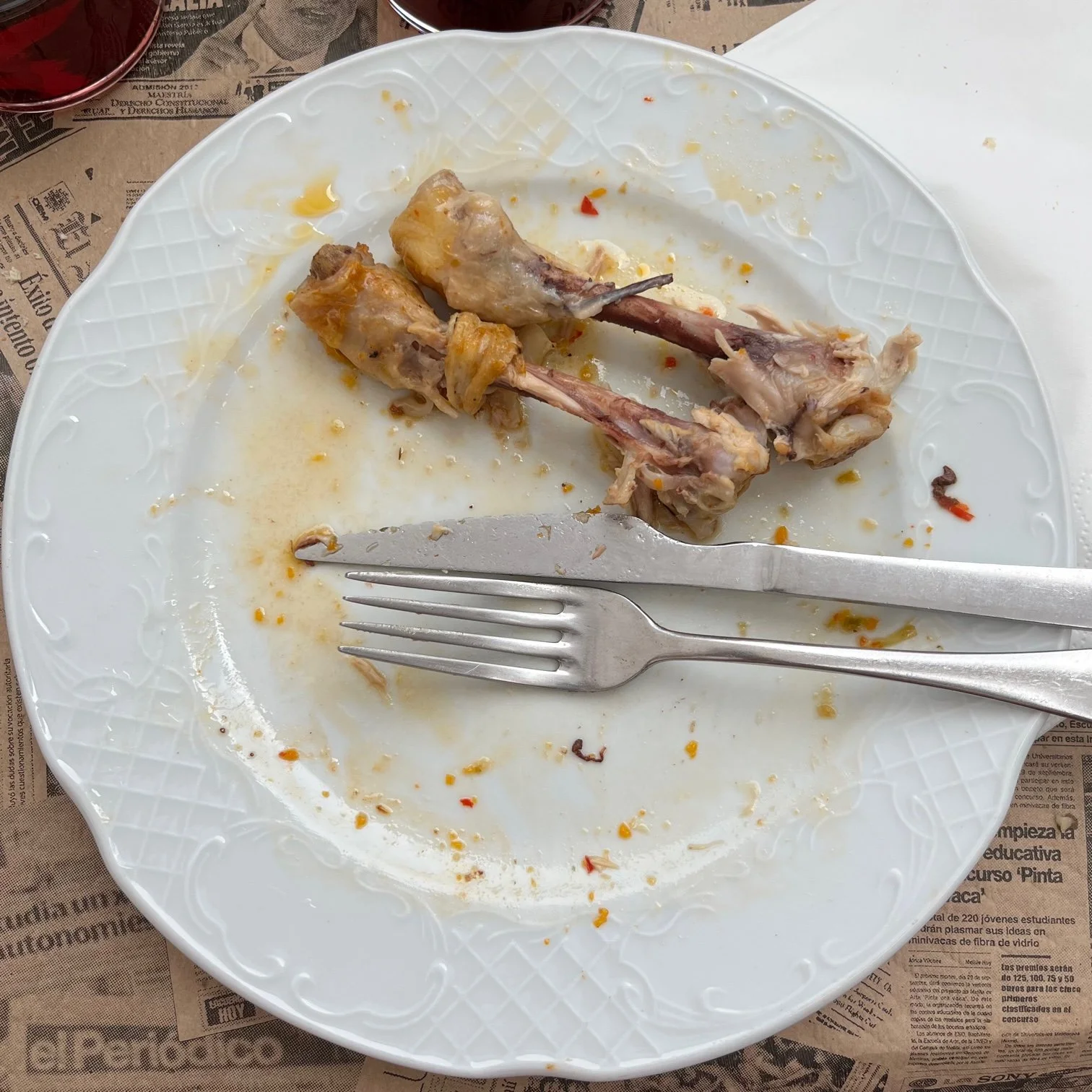 Pollo guisado devorado