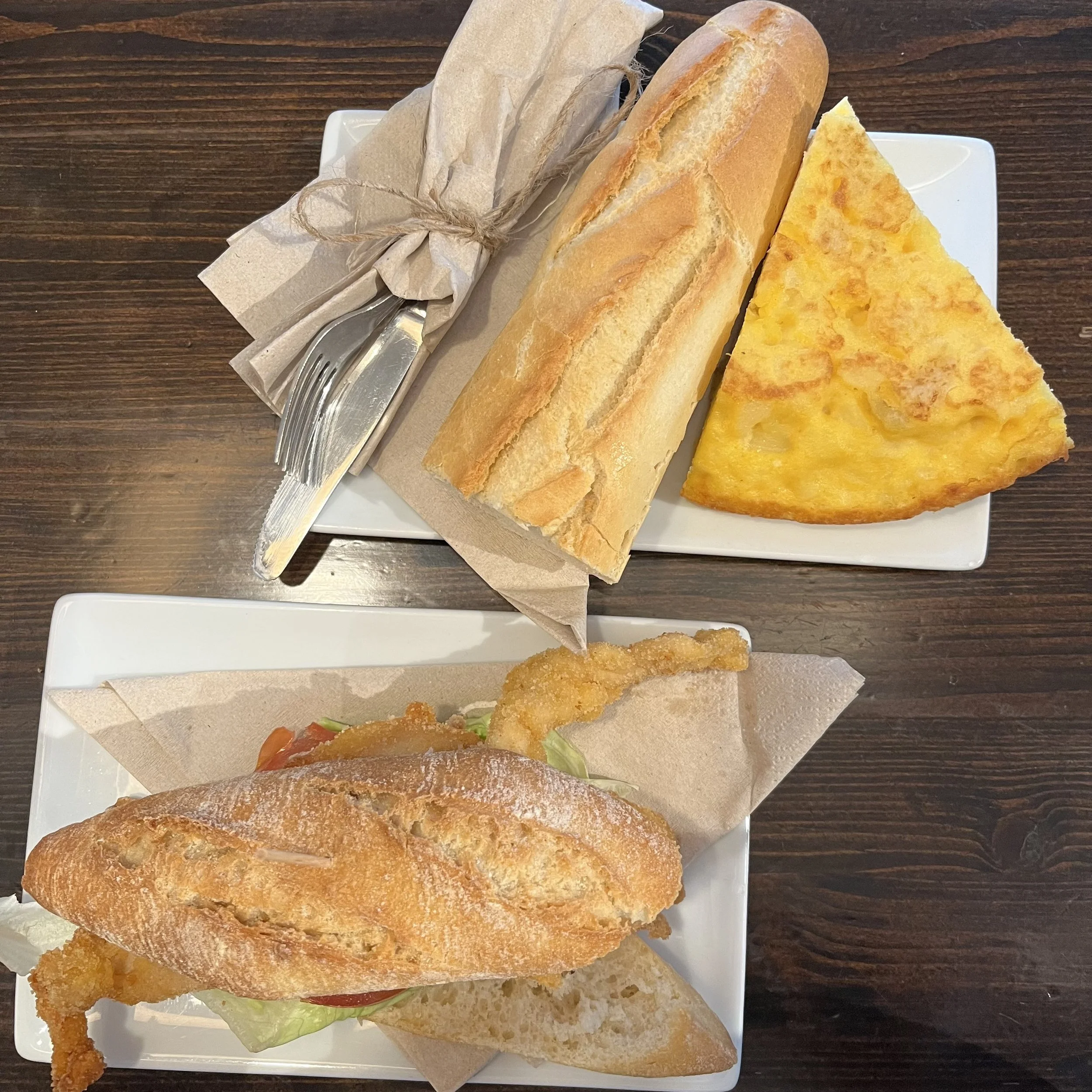 Pinchos de cachopo y tortilla