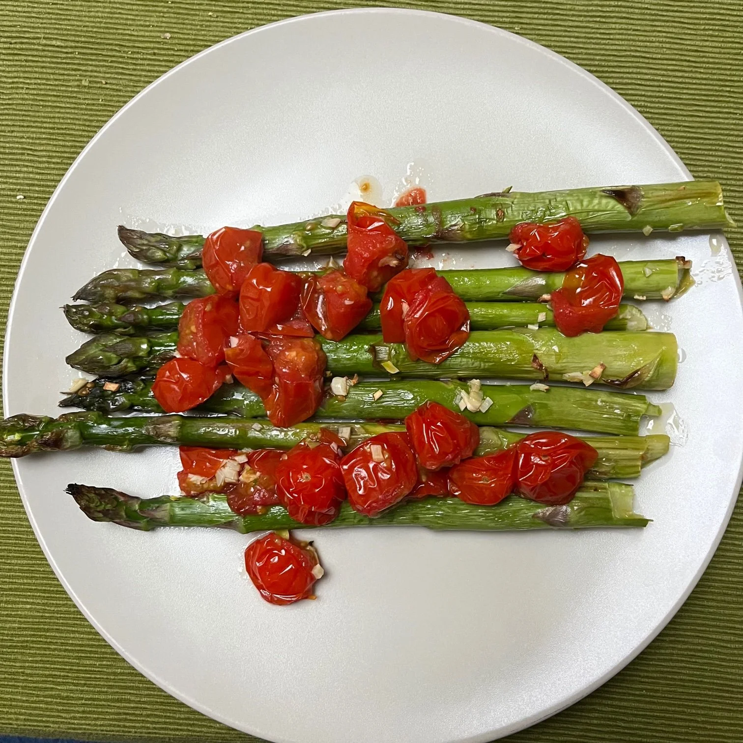 Espárragos trigueros con tomatitos cherry y ajitos para chuparse los dedos