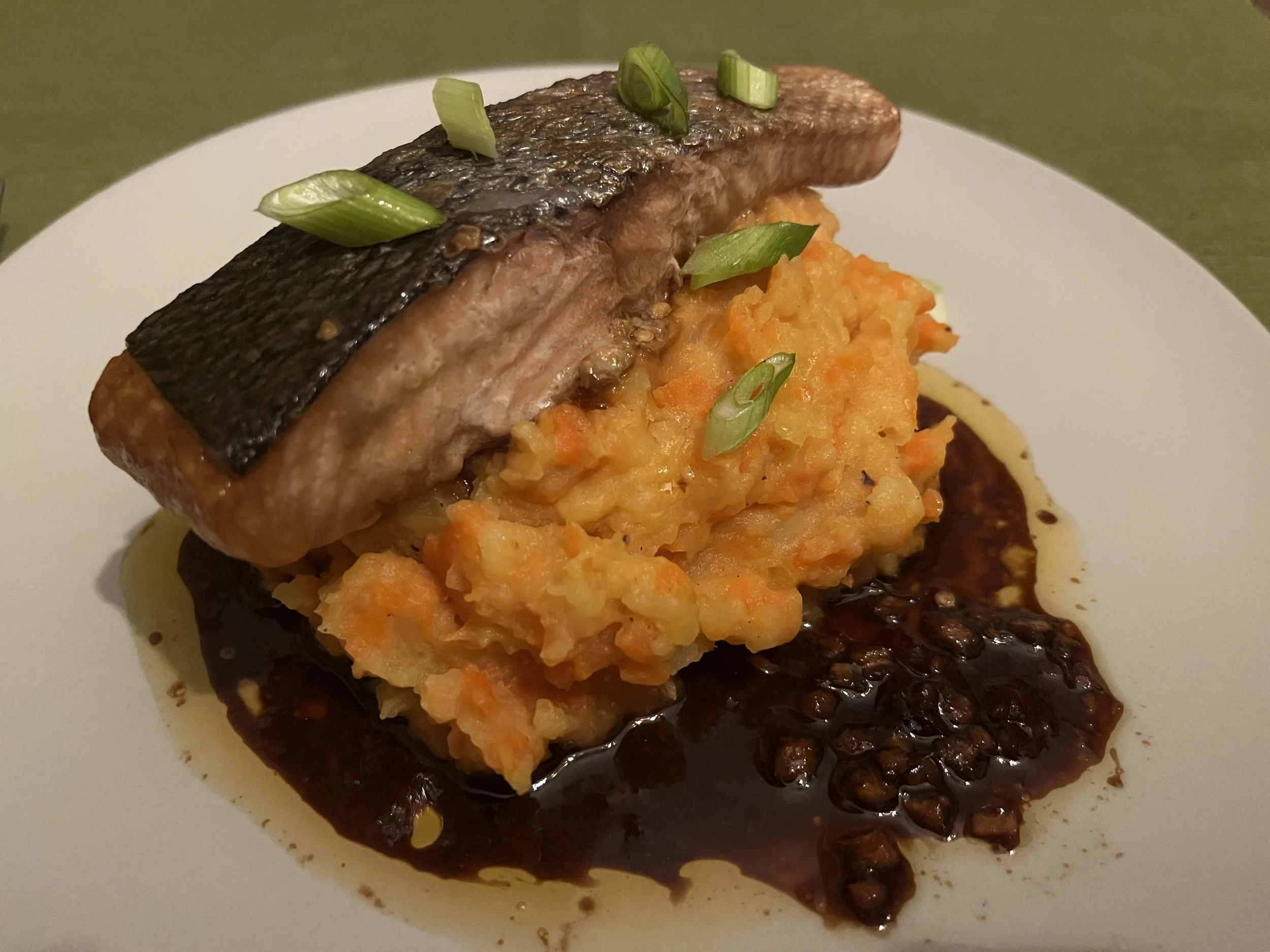 Salmón marinado sobre cama de patata y zanahoria