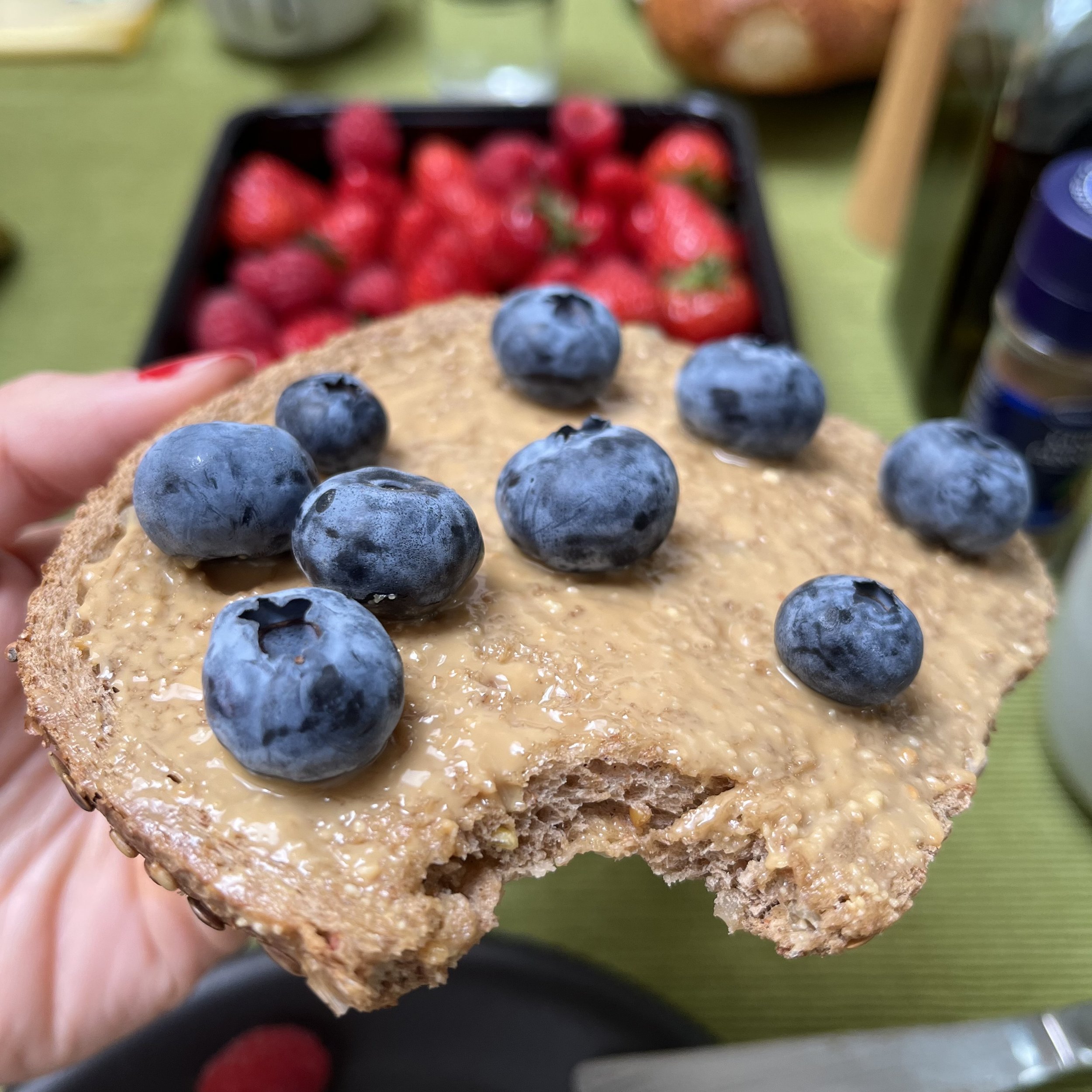 tostada de crema de cacahuete y arándanos