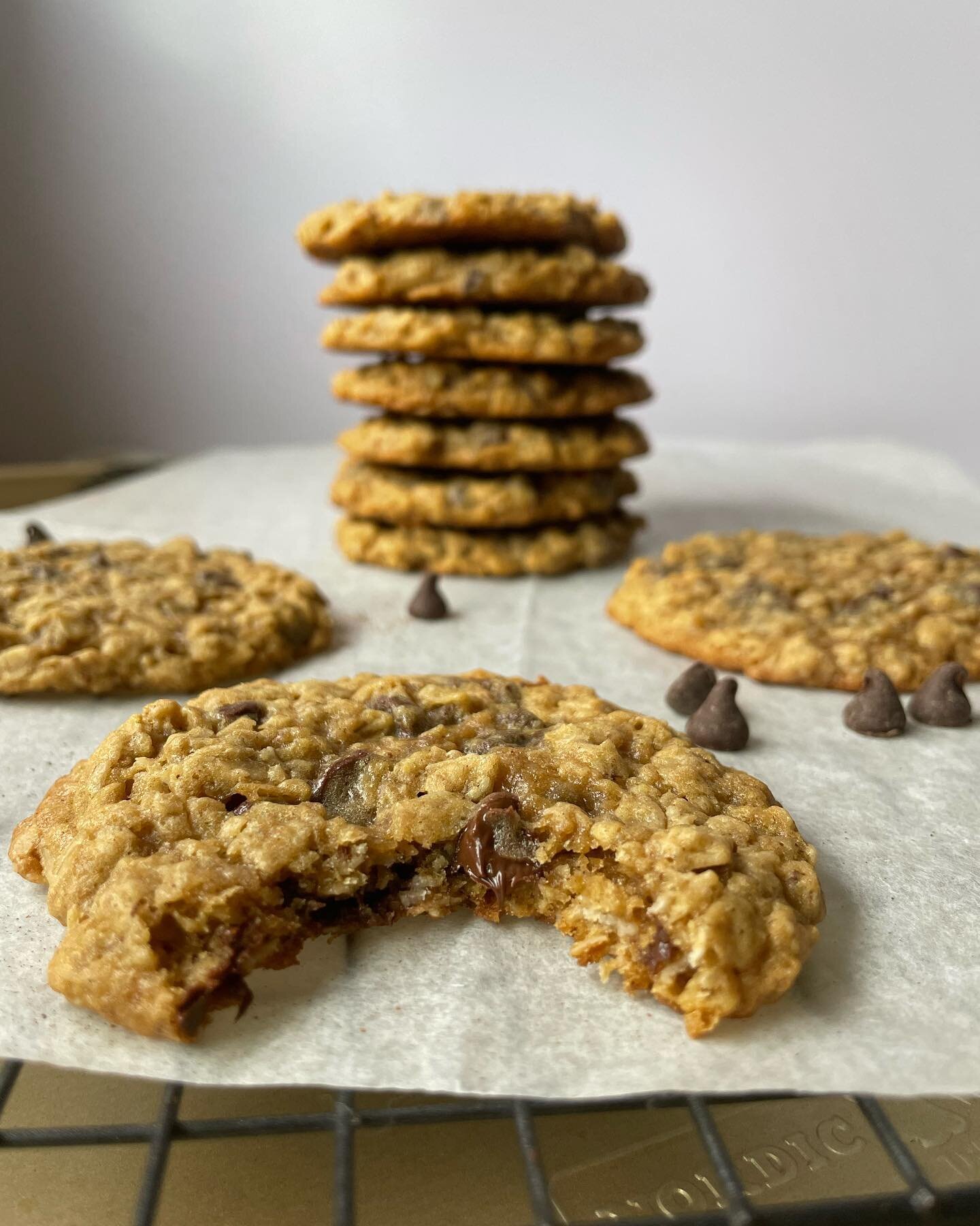 Guess what we&rsquo;re baking this week !?! You know your girl couldn&rsquo;t go much longer with out sharing another cookie recipe &hellip;. 

So this weeks recipe is this beautiful oatmeal chocolate chips cookies. Perfect for an after school snack 