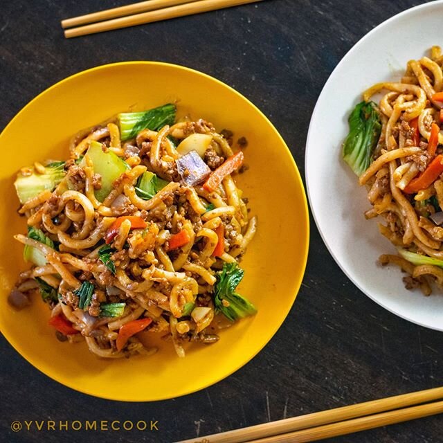 #homemade 🆂🆃🅸🆁-🅵🆁🅸🅴🅳 🆄🅳🅾🅽 🅽🅾🅾🅳🅻🅴🆂 🍜🍜🍜 A quick meal for a weeknight or mid-day, this noodle dish surely hits the spot! Udon noodles sauteed with ground pork, carrot and bok choy in regular &amp; dark soy and oyster sauce. You'll