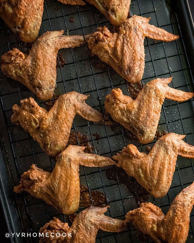 #homemade 
𝙲𝚛𝚒𝚜𝚙𝚢 𝙾𝚟𝚎𝚗-𝚁𝚘𝚊𝚜𝚝𝚎𝚍 𝙲𝚑𝚒𝚌𝚔𝚎𝚗 𝚆𝚒𝚗𝚐𝚜!!! 🍗👼 Stay at home got you missing #happyhour &amp; #wingwednesday? I for sure do! 🤣🤣🤣 Not to worry, cause you can make crispy, ASMR-worthy, hot off the oven chicken wings
