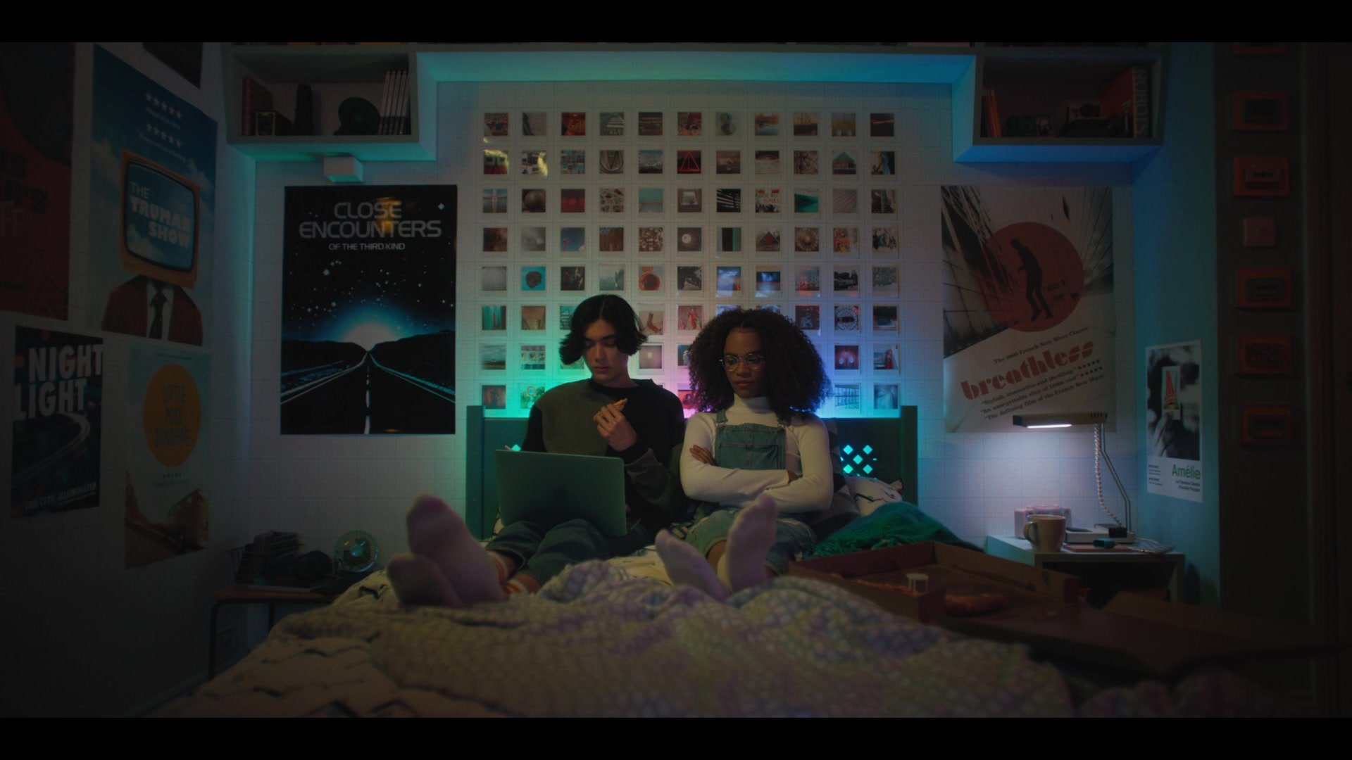 Apple-MacBook-Laptop-of-William-Gao-as-Tao-Xu-in-Heartstopper-S01E03-Kiss-2022.jpg