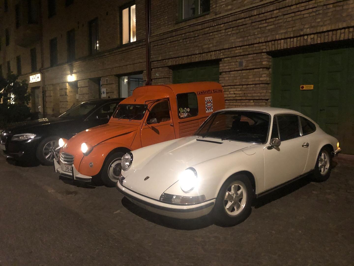 Aircooled 1970&rsquo;s friends hanging out on the streets. Loranga och Sn&ouml;vit, liksom. 
#citroenak400 #citro&euml;n2cv #porsche911t #1974 #1971