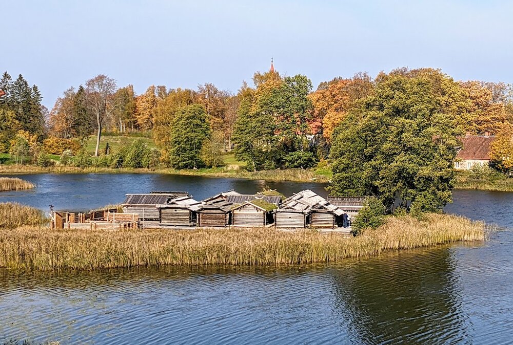 Rumšiškės - Āraiši archeological park with reconstructed island fortress