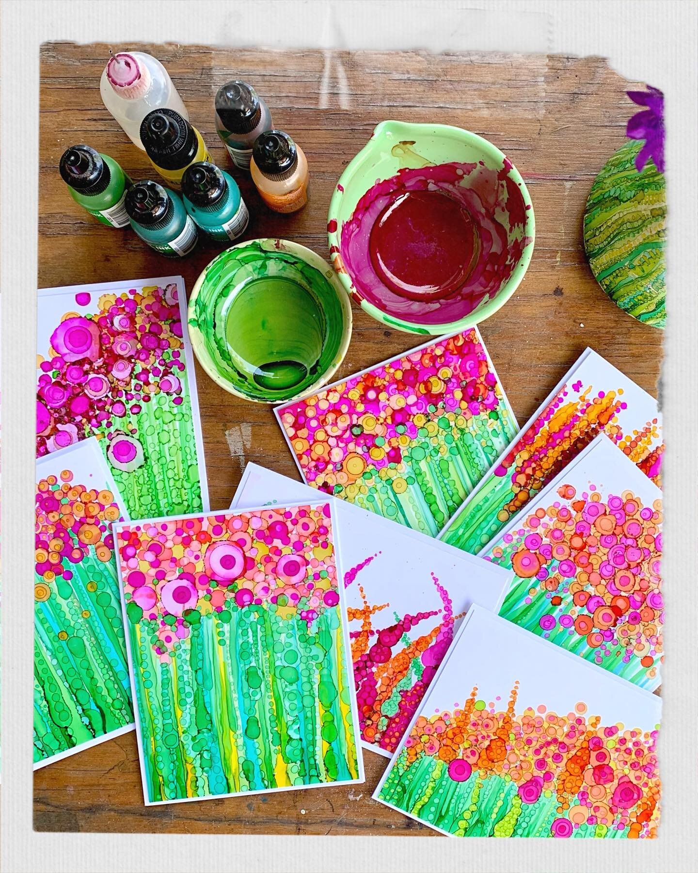 I&rsquo;d you live in the #yeg area and are looking for a fun activity for you and your friends. I&rsquo;m offer small group art lessons.DM me for details. Outdoor summer art class. 2-5 people. Supplies included. #yegsummer #yegclass #yegartclasses #