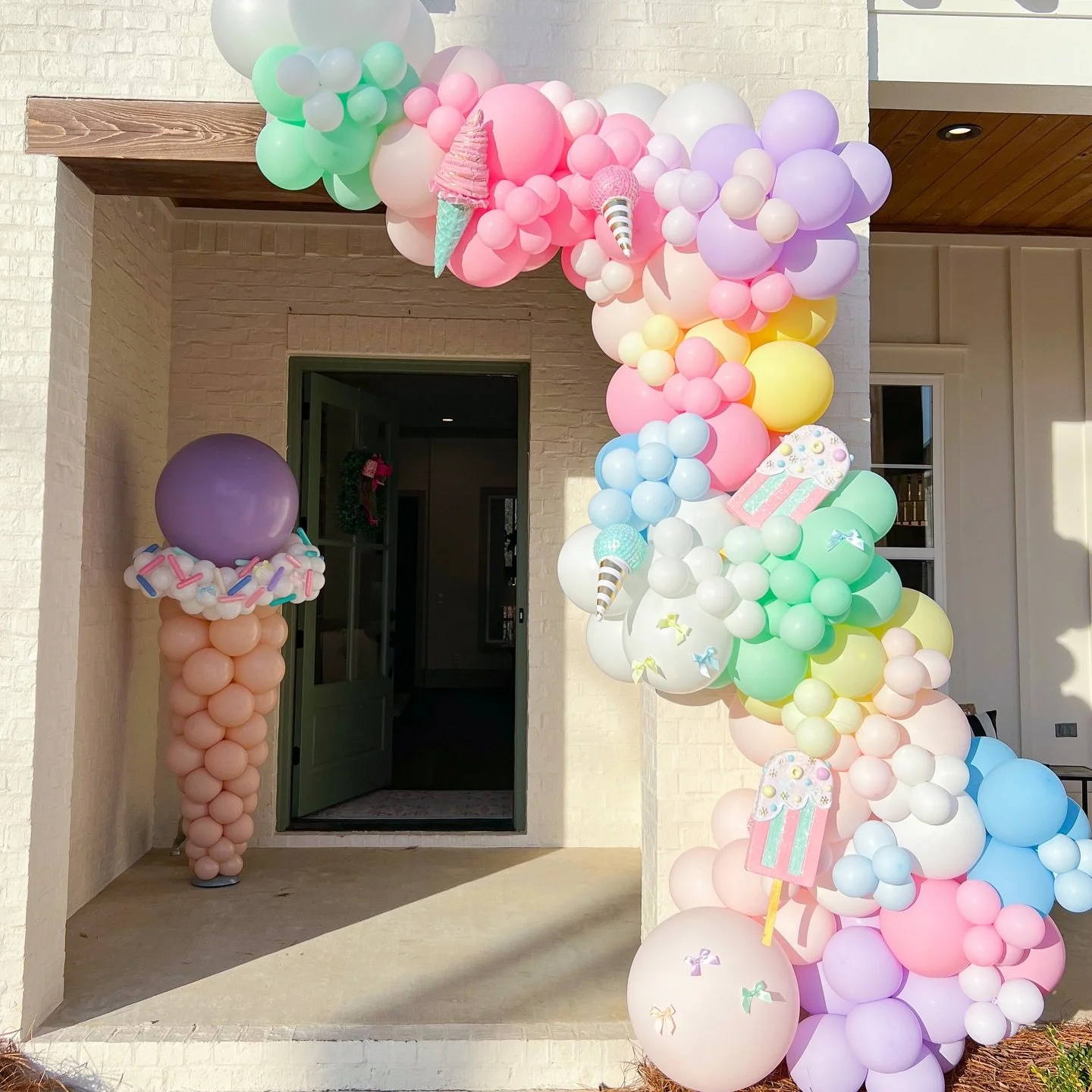 Ice cream party in January? Can&rsquo;t put us in a box 🤪🍦💛
.
.
.
#icecreamparty #icecreamballoons #pastelballoons #balloongarland #pastelparty