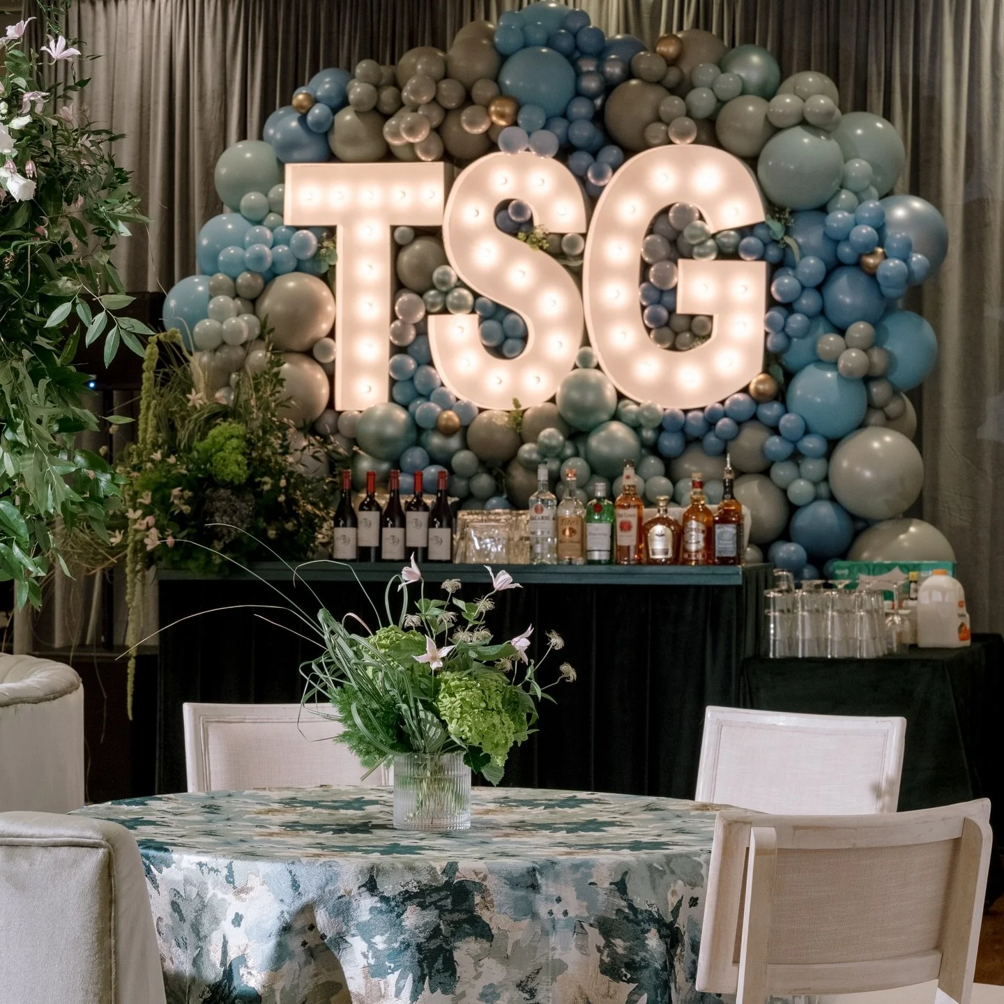 ✨This is balloons, reimagined. 

Planning &amp; Design: @gavinsnyderevents
Photography: @ashleyupchurchphoto
Marquee letters: @alphalitjackson
Rentals: @galleries
Florals: @freshcutjxn @evergreenbygse
