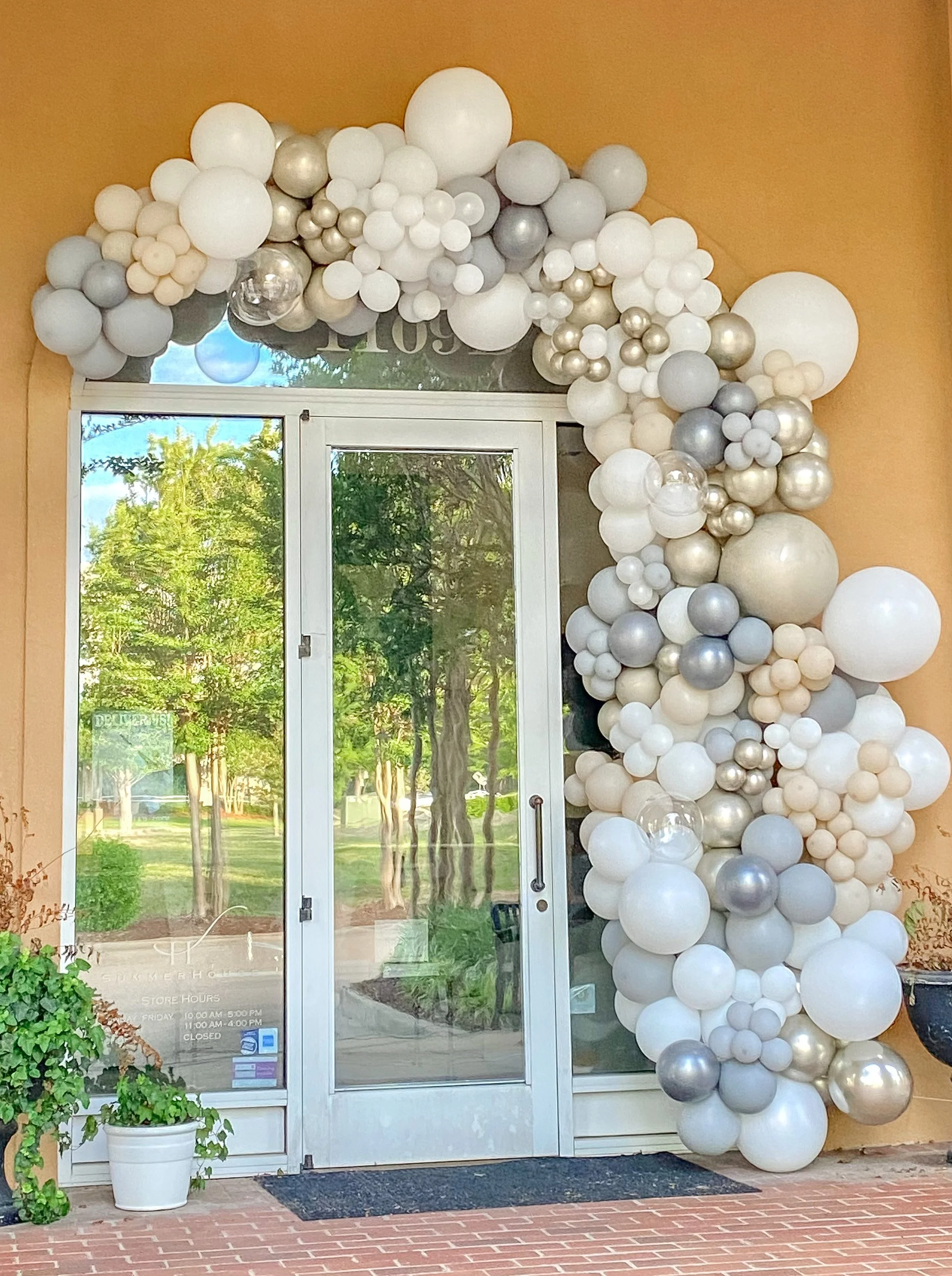 Summerhouse Balloon Garland in Ridgeland, Mississippi.