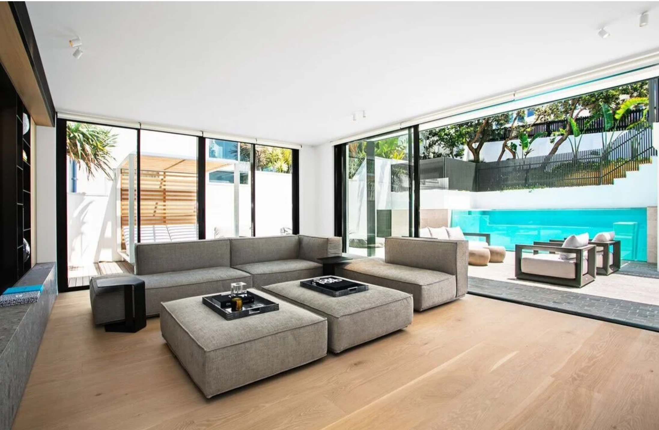 Residential - Prestige pool lounge.png