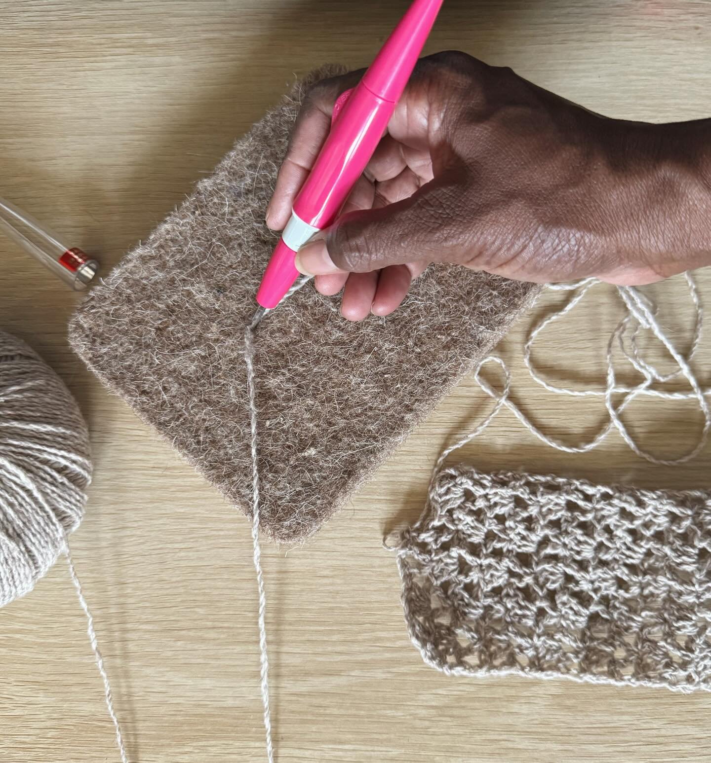 One of the many beautiful things about working with natural fibers is their ability to mend&mdash;if the yarn snaps from being pulled too tightly, it can often be seamlessly fused back together without knots or waste.💜

nyamani.co
&bull;⁣⁣⁣⁣⁣⁣⁣⁣
&bu
